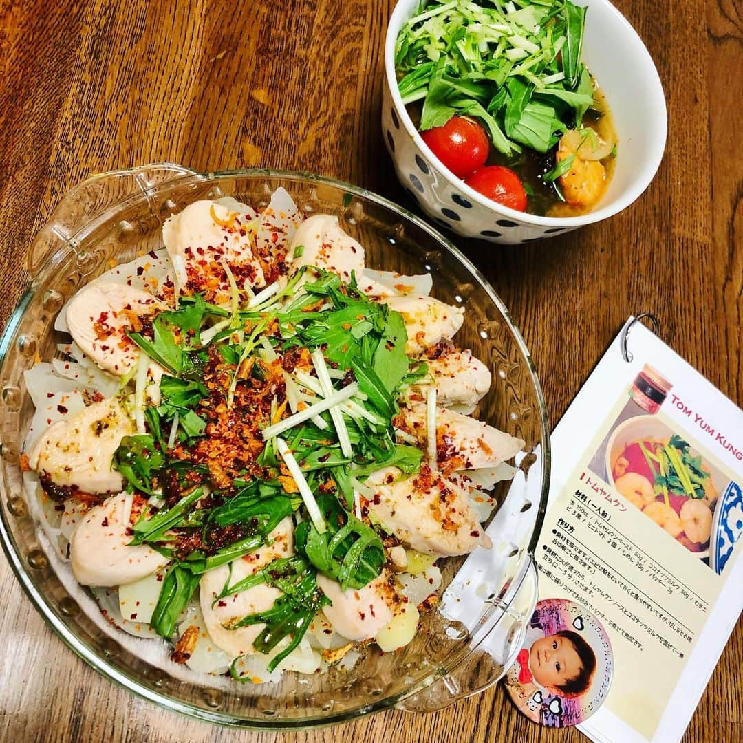 世手子さんのインスタグラム写真 - (世手子Instagram)「Became an official ambassador for Ethnic Labs🦐🍜 I made Tom Yum Kung for the first time✨✨ Enjoy ethnic food easily･:*+.\(( °ω° ))/.:+ https://a.r10.to/hlbqQY @hiromigondocooking  #楽天市場 #エスニックラボ #公式アンバサダー に就任致しました(^-^) #タイ料理 大好きだからよく #パッタイ つくったりしてるけど エスニックラボ商品を使うと今まで作れなかった #エスニック料理 があれよあれよと #簡単レシピ でできてびっくり(^｡^) #トムヤムクン ペーストで #アレンジレシピ (=´∀｀) パクチー買い忘れて水菜で代用 ココナッツミルクも忘れて #豆乳ヨーグルト 入れました(*☻-☻*) めっちゃおいしかったー！ #ヤムウンセン は #蒸し鶏サラダ にかけたよ✨✨  家族にも好評でした(*´-`) #寿司太郎 はまだ食べれないけど楽しそうw Googleエスニックラボで検索してね(°▽°) #寿司太郎 #マグネット も作ったよ(*^ω^*) レシピ見ながら冷蔵庫楽しいw ♯ヤムウンセン♯チリシーズニング ♯おうちごはん♯簡単レシピ♯タイ料理♯料理好きな人と繋がりたい ♯キッチングラム♯トムヤムペースト #みんなのバッジ #缶バッジ #缶バッジ作り #DIY #monipla #cms_fan」11月17日 10時07分 - rojide