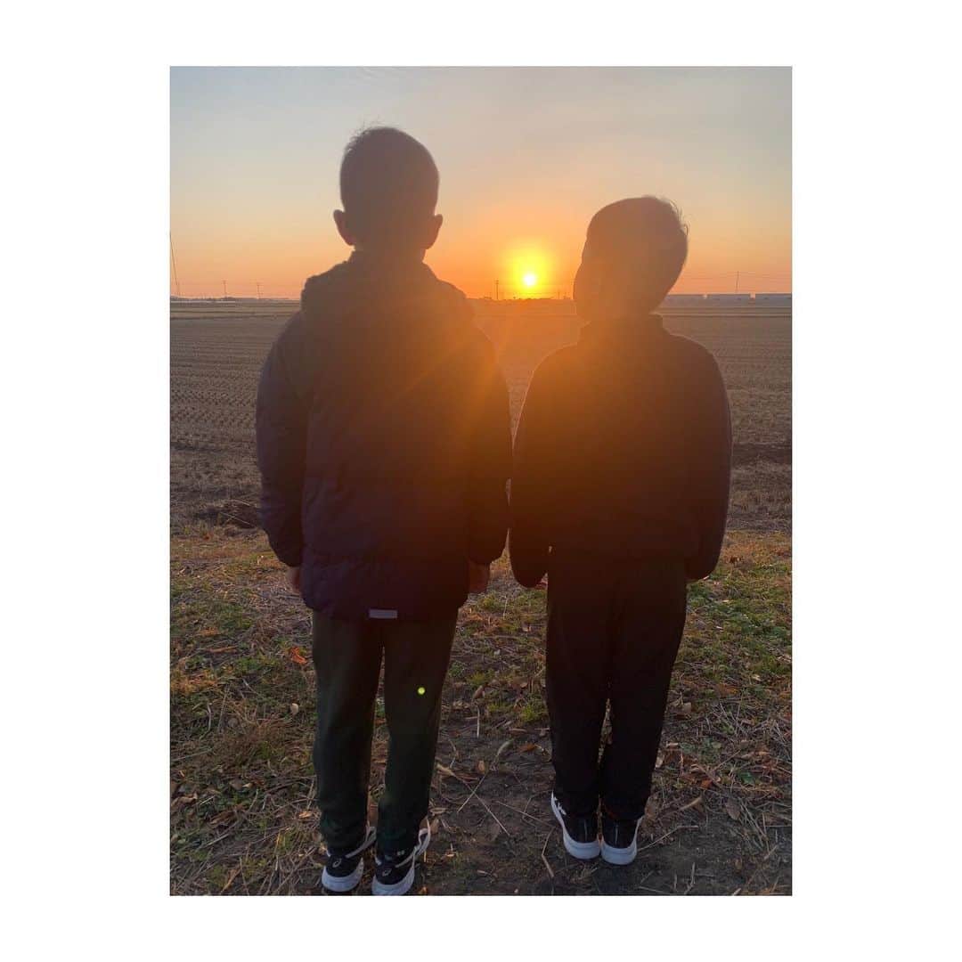 若林翔子のインスタグラム：「. . 気持ちいい朝🌅  . . #ジョギング　#朝活　#朝日　#日の出　#朝ラン　#野球　#野球少年　#小5 #小2 #兄弟　#弟が兄を追い越す勢いで成長中　#縦も横も #instagram #instagood  #instaphoto  #japan #宮城　#miyagi #仙台　#sendai」