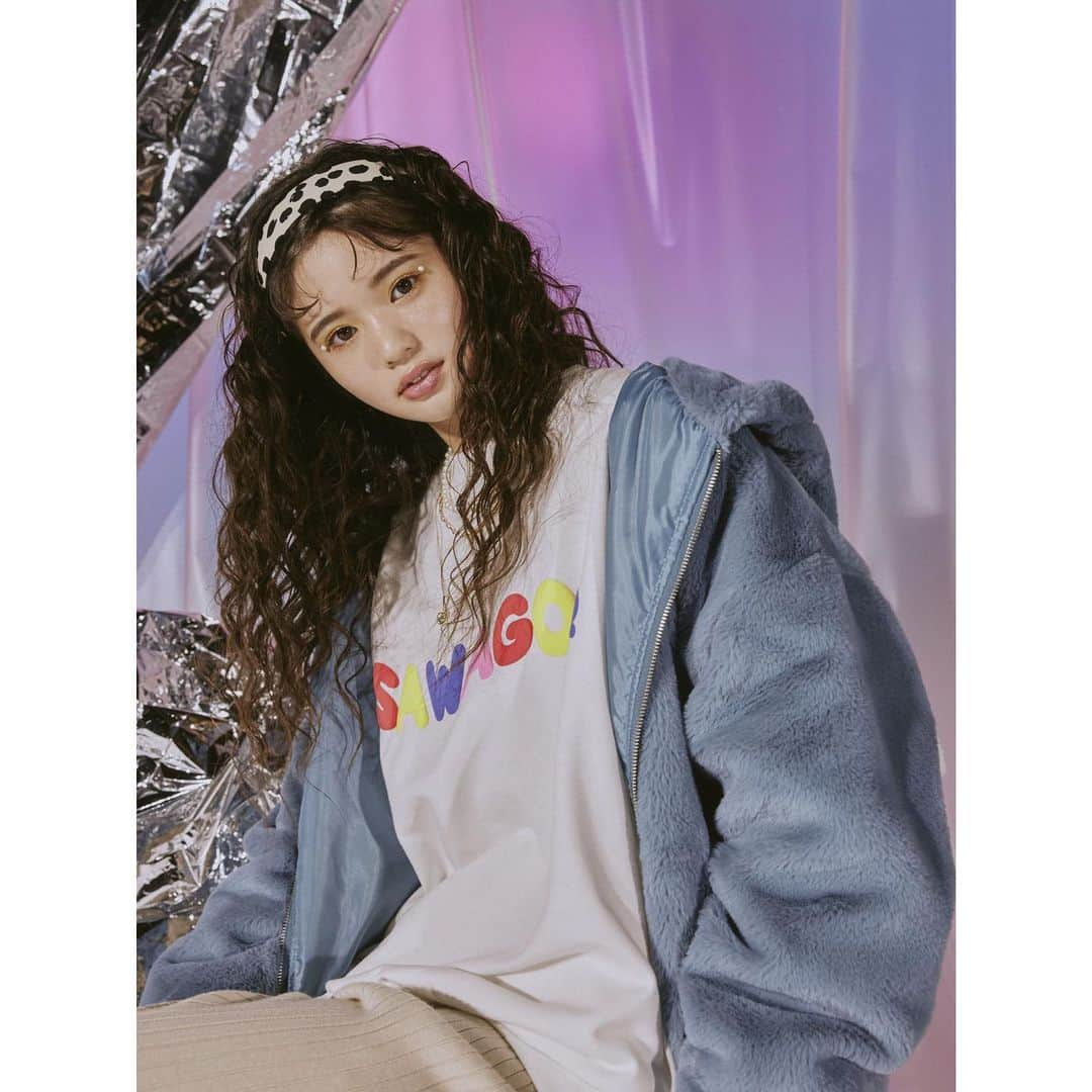 WEGOさんのインスタグラム写真 - (WEGOInstagram)「ㅤㅤㅤㅤㅤㅤㅤㅤㅤㅤㅤㅤㅤ ⭐︎Girls²×WEGO collaboration⭐︎ いよいよ明日11/18(水)〜WEGO一部店舗、ONLINE STOREにて発売スタート！  ★Girls²着用コラボアイテム★ TOA>> ✔︎ BIGクルースウェット￥5,059(税込) カラー：ホワイト、ブラック、ピンク サイズ：S(着丈66cm,肩幅64cm,身幅68cm,袖丈50.5cm) 　　　　M(着丈69cm,肩幅67cm,身幅72cm,袖丈52.5cm) ✔︎ファービッグパーカ￥6,599 (税込) カラー：ブラック、サックス サイズ：F  MINAMI>> ✔︎ファービッグパーカ￥6,599 (税込) カラー：ブラック、サックス サイズ：F ✔︎ ハイソックス¥1,099(税込) カラー：ブラック、ホワイト、ブルー サイズ：F  YUZUHA>> ✔︎ オーバーサイズロングTシャツ￥4,399(税込) カラー：ホワイト、ピンク、ブルー サイズ：S(着丈61cm, 肩幅52.5cm,身幅54cm,袖丈46.5cm) 　　　　M(着丈63cm,肩幅55cm,身幅56cm,袖丈48cm) ✔︎ ファーハット￥3,299 (税込) カラー：ブラック、サックス サイズ：F」11月17日 10時01分 - wego_official