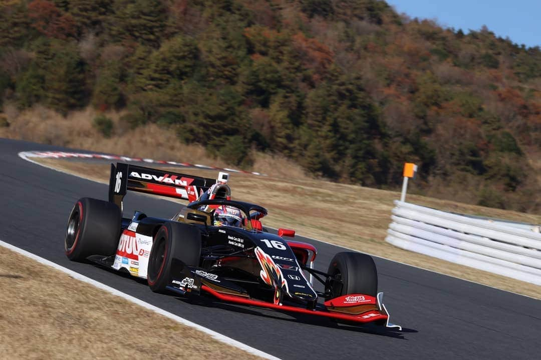 中野信治さんのインスタグラム写真 - (中野信治Instagram)「Super Formula Round4 @ Autopolis  #15  Q 14th  R  14th #16  Q  1st  R  1st🥇  もっと強いチームを作りたい。  その為のイメージは、ずっと変わらず私の頭の中にある。  少し時間はかかるけど、必ず形にしたいと思っている。  これまでもずっとそうだった。  心の奥底から本気で手に入れたいと思ったものは、何があっても取りに行く。  素晴らしいメンバー達と共に。 応援して下さっている皆さんと共に。  👊👊👊  #teammugen #honda #mugen #redbull #motul #thankyou #無限 #強さとは #感謝」11月17日 10時15分 - shinjinakano