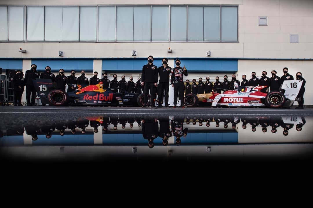 中野信治のインスタグラム：「Super Formula Round4 @ Autopolis  #15  Q 14th  R  14th #16  Q  1st  R  1st🥇  もっと強いチームを作りたい。  その為のイメージは、ずっと変わらず私の頭の中にある。  少し時間はかかるけど、必ず形にしたいと思っている。  これまでもずっとそうだった。  心の奥底から本気で手に入れたいと思ったものは、何があっても取りに行く。  素晴らしいメンバー達と共に。 応援して下さっている皆さんと共に。  👊👊👊  #teammugen #honda #mugen #redbull #motul #thankyou #無限 #強さとは #感謝」