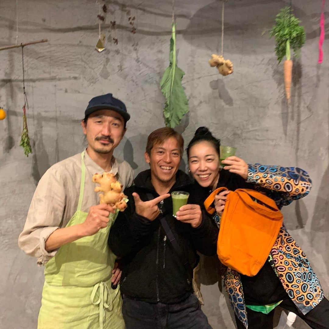安藤モモ子さんのインスタグラム写真 - (安藤モモ子Instagram)「@sunshinejuicetokyo のノリくん！ありがとうーー！ パワーチャージできました😊  その土地の土を感じるフレッシュさで、野菜やフルーツのチカラをまるごと頂きました。 命の繋がりを命で感じる体験。  オレンジ色の鮮やかなバッグは、刈谷農園のまっちゃんの生姜で染めたもの。ジュースの搾りかすで！発色も素晴らしいが、手にした時の安心感がすごい！ 生きてる鞄です🌼✨  またきてね✨🌱」11月17日 10時15分 - momokoando