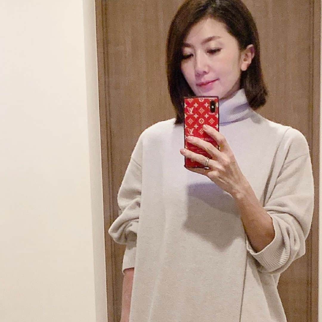 坂田陽子さんのインスタグラム写真 - (坂田陽子Instagram)「優しい色味を重ねていくと なんだか気持ちまで優しくなれる、、、気がする🤣🤣 ・ ・ #やさしくなりたい #白ベージュコーデ  #ワントーンコーデ」11月17日 10時15分 - yokosakata