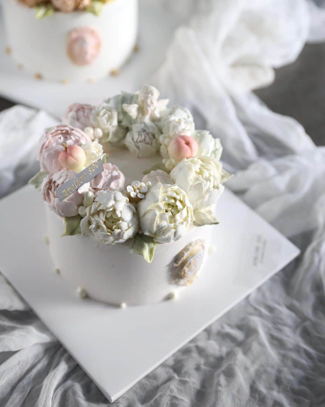 청담 수케이크 (atelier soo)さんのインスタグラム写真 - (청담 수케이크 (atelier soo)Instagram)「ㅡ 고운 클래식작약 그리고 예쁜복숭아:) ㅡ #flower #cake #flowercake #partycake #birthday #bouquet #buttercream #baking #wilton #weddingcake #쿠킹클래스 #플라워케이크 #웨딩케이크 ㅡ www.soocake.com」11月17日 10時12分 - soocake_ully