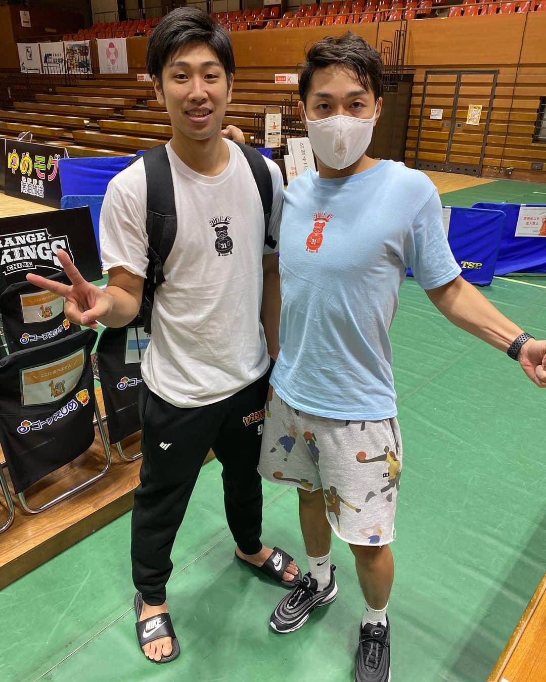 高畠佳介のインスタグラム：「みなさん！ 実は実は、完売していたはずのBull.K Tシャツが最小ロットの関係で今回数枚用意してます！！ 売り切れごめんなんで、買えてない方みなさん買っちゃってください！！ お願いします！！  ライトブルー M1 XL4  ホワイト M2 XL1  ナチュラル M2  ピーチ S2 L1 XL3  があります！  ぜひ、 @tipoff_tsuru さんのトップページからYahooショッピングで！！ お願いします！！  #愛媛オレンジバイキングス  @orangevikings  #bulldog  #bullktシャツ  @tipoff_tsuru @zawa2940」