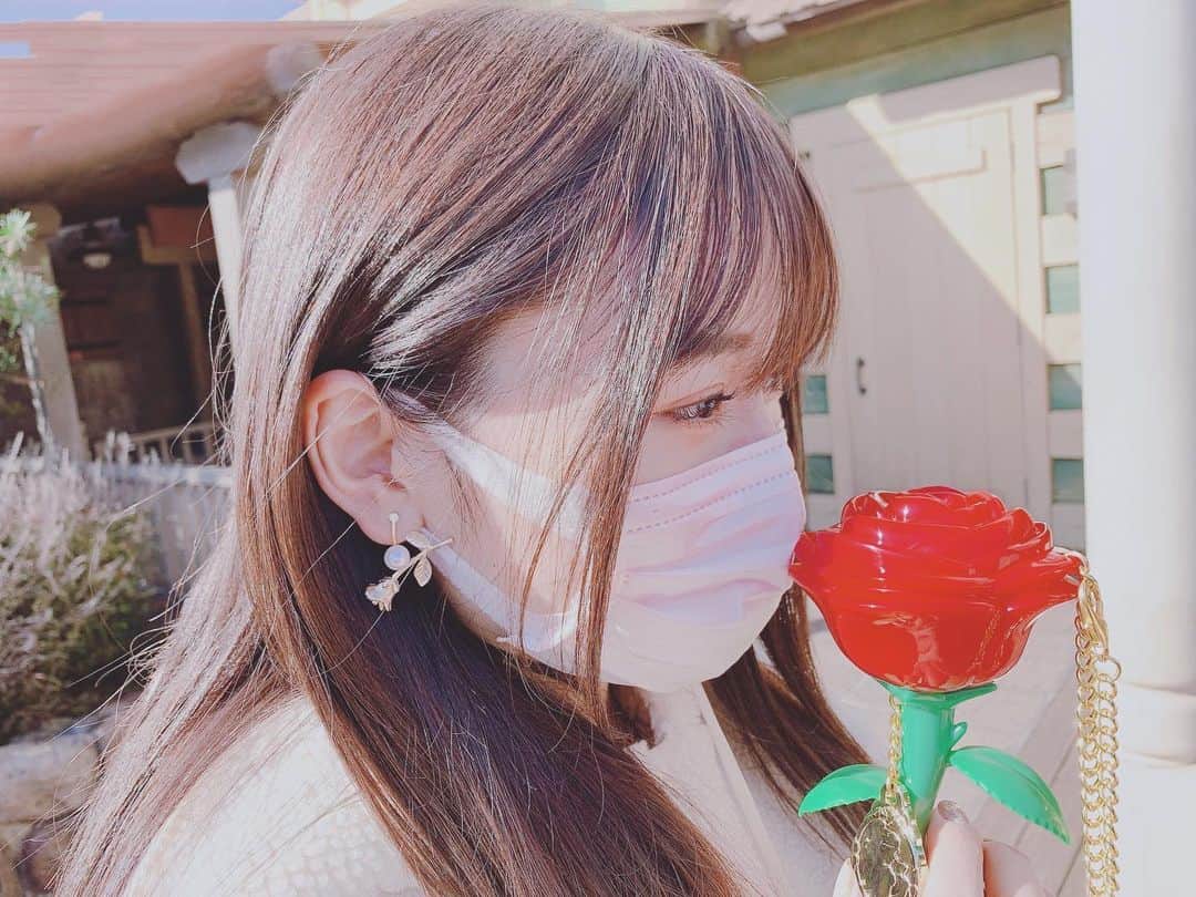 内木志のインスタグラム：「🌹🏰❤️ 薔薇を受け取って頂けますか？ もちろんですよりはい派 #ネイル #美女と野獣 #ベルネイル  #🌹 #バチェラー　？笑」