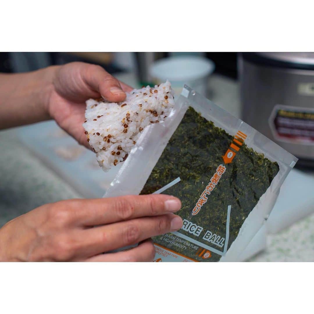 小山田サユリさんのインスタグラム写真 - (小山田サユリInstagram)「I am using special seaweed & filter to my products OYAMADA Onigiri now!! @yamamotoyama_usa  About YAMAMOTOYAMA  Yamamotoyama started selling nori seaweed 70 years ago, in 1949, and is now one of the premier nori seaweed companies in Japan and the United States. Most of their nori seaweed is harvested off the coast of Japan in the Ariake and Setouchi Seas, home to the highest quality and best tasting nori seaweed in the world. With umami flavor that melts in your mouth, Yamamotoyama nori seaweed enhances every dining experience.   #oyamadaonigiri #oyamadaoriginalonigiri  #sayurioyamada #🍙 #nyc #ny  Photograph by @kebin_lkh」11月17日 10時25分 - sayurioyamada