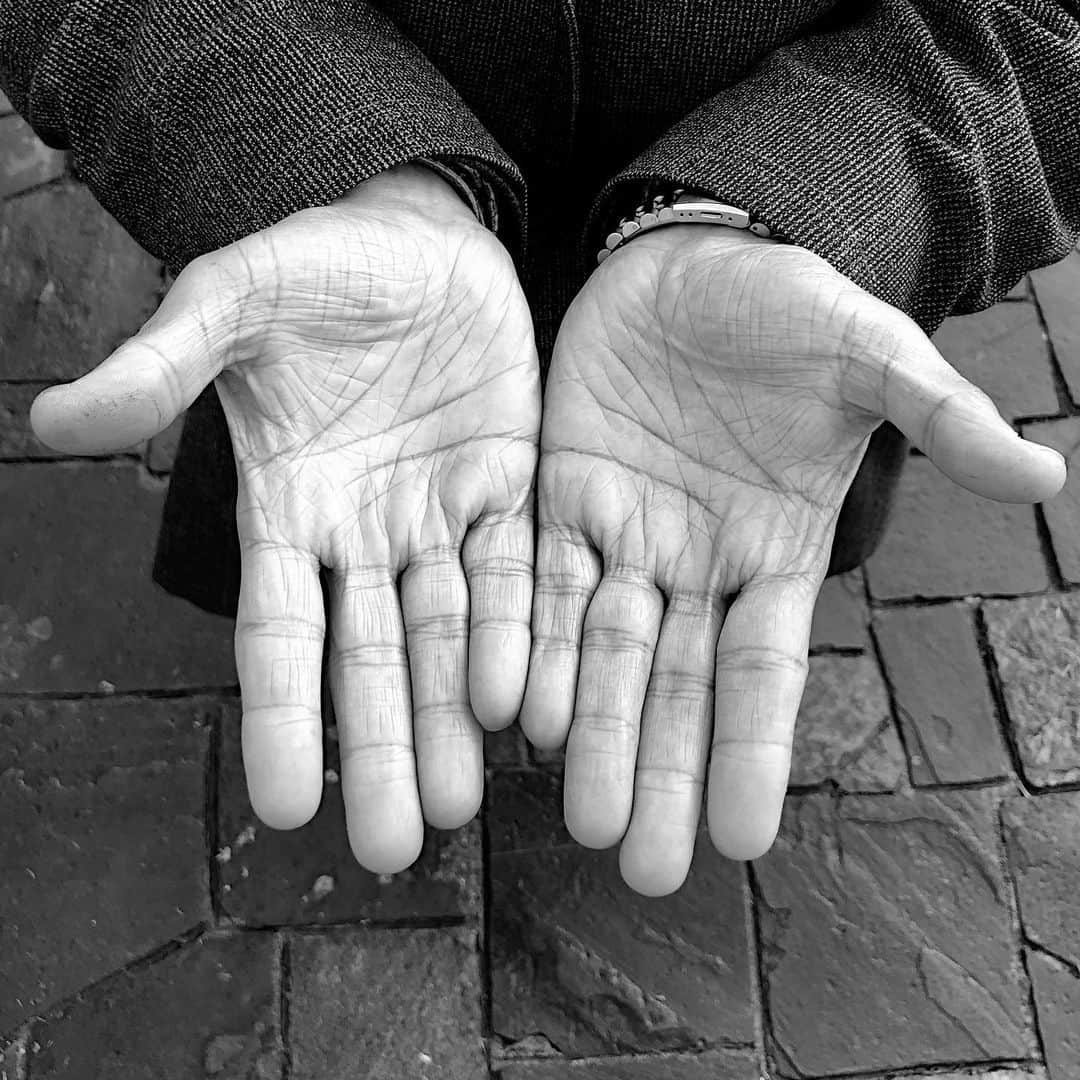 コンラッド・アンカーのインスタグラム：「Fours years ago today these hands prevented the carbon my soul is currently using from being recycled. Nine hours after my left anterior descending artery was blocked,  Yadav Bhatta MD of the Norvic Hospital Coronary Department performed an angioplasty. With respect for the medical expertise in Kathmandu; Prativa Pandey MD and the CIWEC Clinic team; Yadev Bhatta MD and staff at Norvic Hopital. @luludidiig for checking in with me and @jibanghimire for arranging the heli flight and driving me from the airport to the clinic.   With gratitude for @thenorthface for stepping up in the emergency, flying @jenniloweanker to Kathmandu so we could travel back together. Thanks Jenni. For the @mayoclinic team with Bruce Johnson PhD : thank you.  @davidlama_official recognized the severity and insisted on retreat. By working with @tenzing99 and @hanslmayr you saved my life. David - your ascent of LungaRi in fall of 2018 brought closure to this mountain and our attempts. We think of you each day.   Take care, be safe and thanks to the entire heart care community.  📷 2 February 2019, Kathmandu」