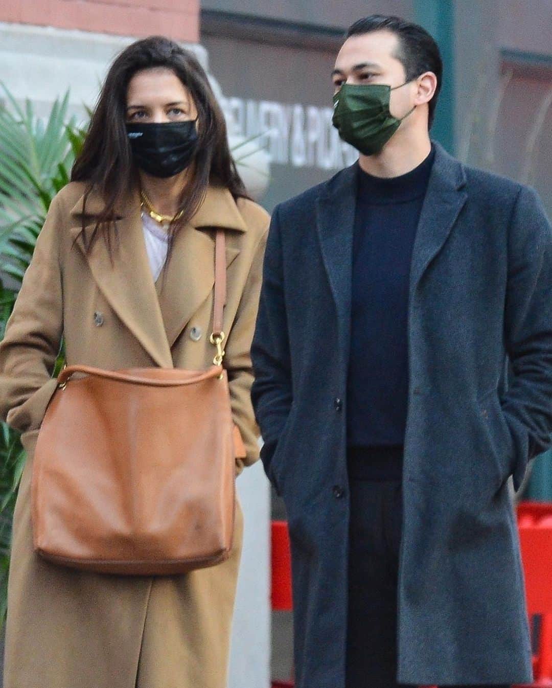 Just Jaredさんのインスタグラム写真 - (Just JaredInstagram)「Katie Holmes and boyfriend Emilio Vitolo Jr. spent their Monday afternoon together while doing errands in New York City. #KatieHolmes #EmilioVitoloJr Photos: Backgrid」11月17日 10時28分 - justjared