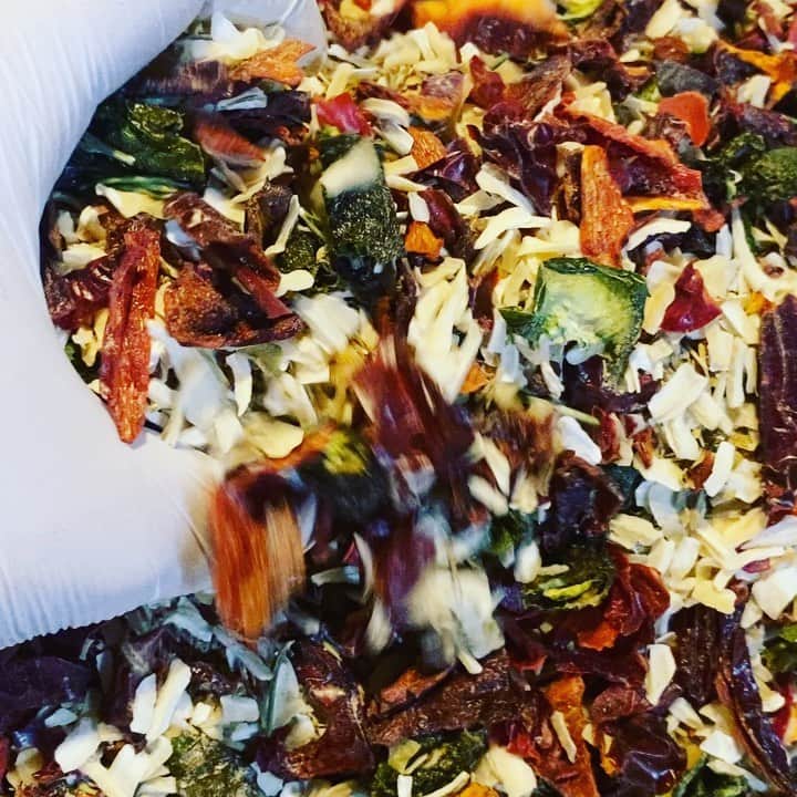 ケリスのインスタグラム：「You ready for stuffing ? Dehydrated jalapeños, sweet peppers , onions , garlic , herbs ..... GOLD MINE DINNER BOX BOUNTYANDFULL.COM」