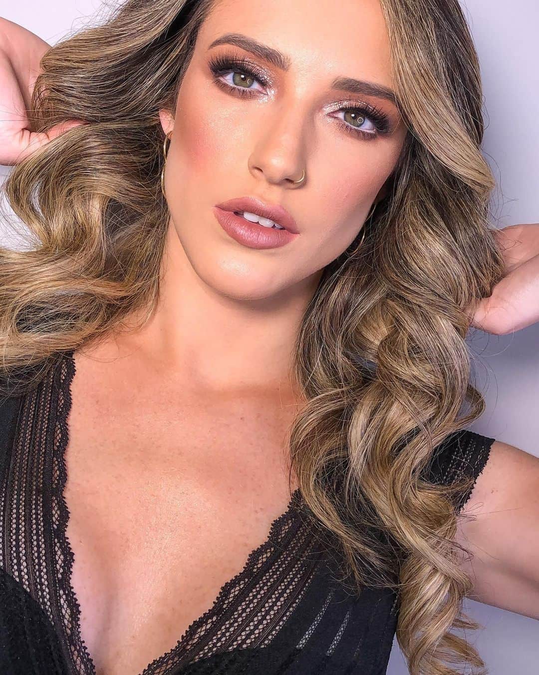 ナターリア・ガウジオのインスタグラム：「Só queria uma produção dessas todos os dias da minha vida hahahaha!! Ela sempre se superaaa a cada Make, sou mega fã @thayssmakeup!! Se preparem pra chuvaaa de fotos lindas desse dia gentee hahaha vou soltar o dedoo!! 😍✨💁🏼‍♀️🤩💄💋❤️ #makeup #glow #inlove #girls #photoshoot #makeupartist #beauty」