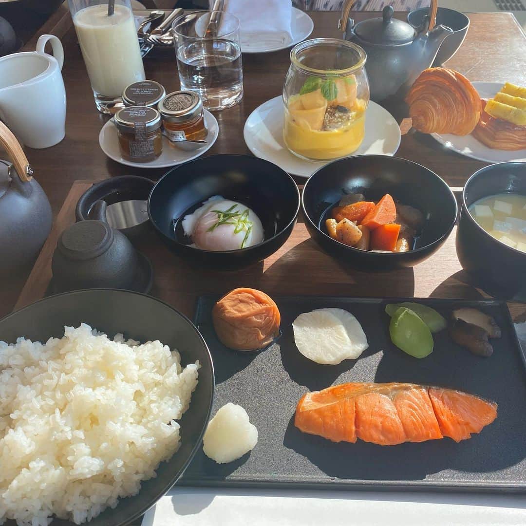 マキ・コニクソンさんのインスタグラム写真 - (マキ・コニクソンInstagram)「おはよう御座いまぁす！ 今朝は和食をトライ！🇯🇵 ブルールームで頂くお食事は めーーちゃくちゃテンション上がる！🤗 ソファーの色💙と東京タワーちゃま🗼 そして美味しい朝食のコンビ！ マジ最高！Awesome!! 🤙🏼  今日もハッピーな一日の始まり！ 口角あげて笑顔でいくぞぉ〜！😄  #コニクソンのホテルレポ✍🏻  #tokyoeditiontoranomon  #東京エディション虎ノ門  #素敵な朝食」11月17日 10時31分 - makikonikson