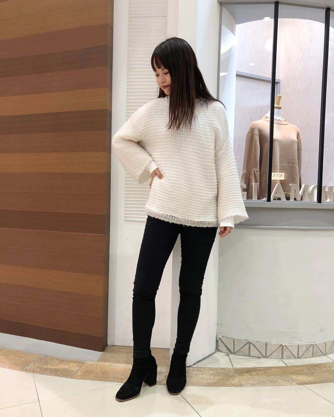 新谷美奈のインスタグラム：「.﻿ ﻿ #あざとにっと 🐰💗﻿ しんたにのリアルコーデその②﻿ ﻿ ざっくり感、ふわふわ感、﻿ ニュアンスのある白。﻿ 私のすきが詰まったあざとにっとを﻿ 思い切り堪能したいから﻿ 合わせるボトムは究極にシンプルな黒スキニーを。﻿ ﻿ Nina mew﻿  knit ¥23,000+tax﻿ boots ¥26,000+tax﻿ ﻿ ▷HAPPY COUPONで最大10%OFFに！﻿ 　精算時にお渡ししております♡﻿ ▷ ソフトバンクホークス⚾️CS制覇を祝して﻿ 　本日はお得な5倍デー🥳﻿ ﻿ @ninamew_official#Ninamew#ニーナミュウ#ゆめタウン#ゆめタウン佐賀#セレクトショップ#selectshop」