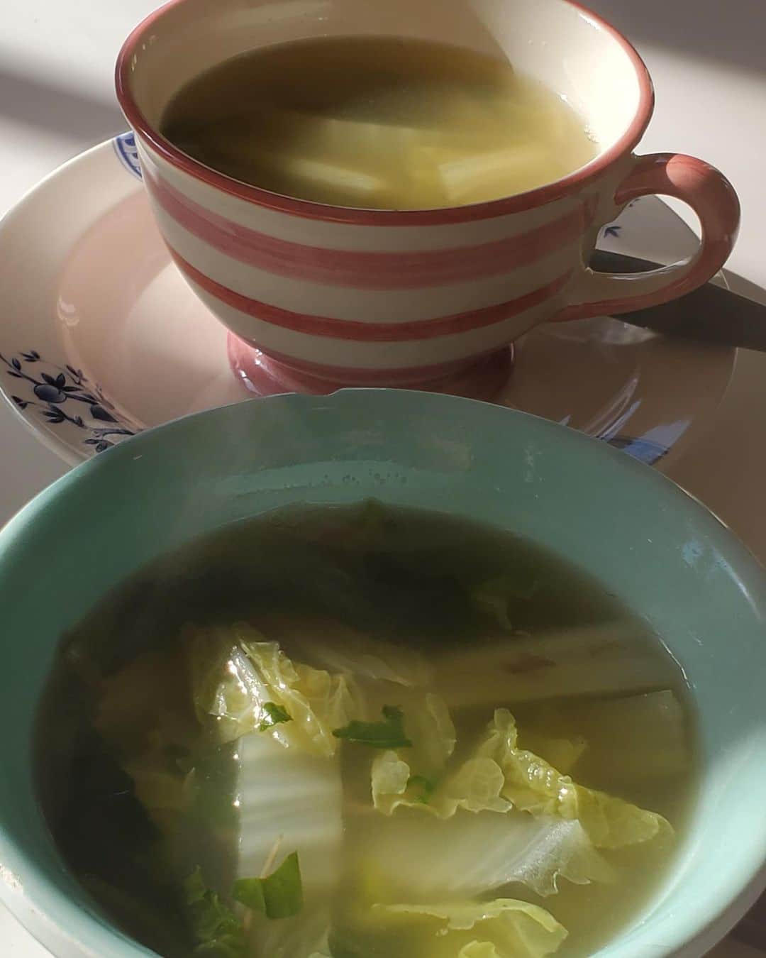 桃井かおりさんのインスタグラム写真 - (桃井かおりInstagram)「うま～‼️ベトナム風白菜とほうれん草のスープ。といっても命のスープにナンプラー入れただけだが、これが❗いいかんじ　#la暮らし #おいしい #かおり飯 #まだまだおうち時間」11月17日 10時34分 - kaori_momoi
