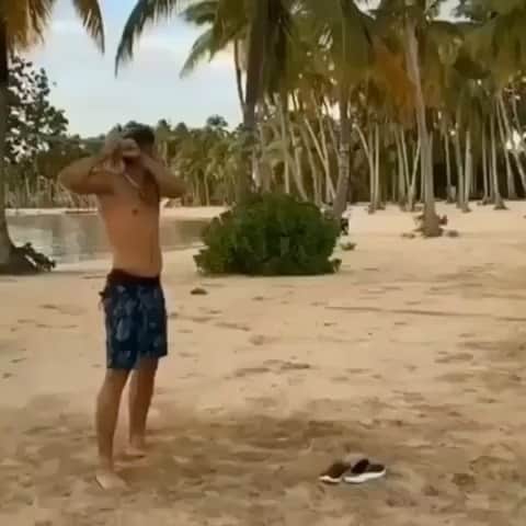 ホセ・レイエスのインスタグラム：「Por poco le da😩 @fernando_tatis21  Te parece @encadwin 😩😩aka el abanico🤣」