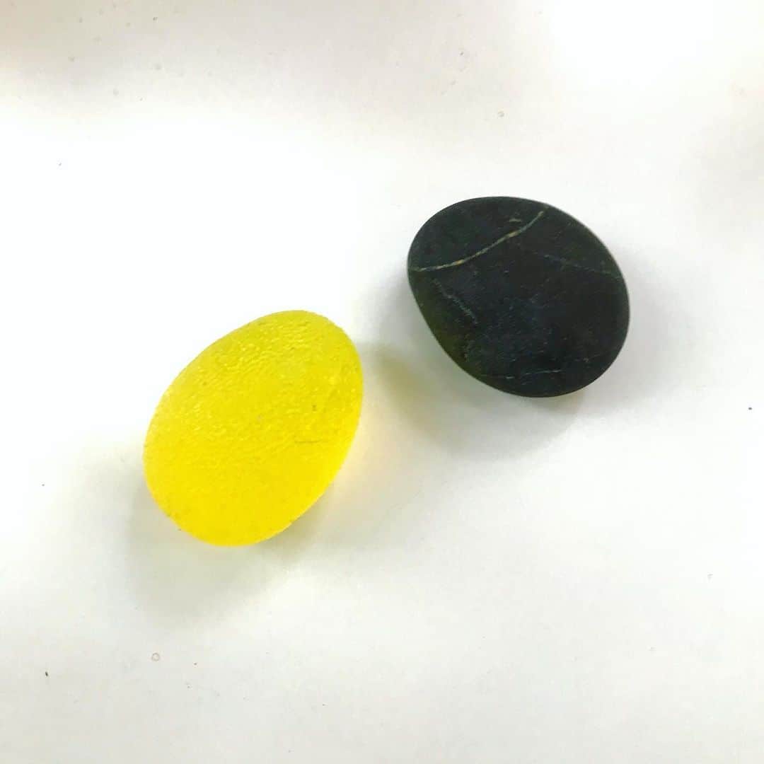 光野桃のインスタグラム：「握りしめるもの。 腕の筋力が激落ちしてしまい、理学療法士さんに相談したら、腕立てで無理するより握力をつけるのが効果的と教わり、握り運動用のボールを購入しました。 感触がぷにぷにして気持ちがいいんですw。 右は根室の海岸で見つけた卵型の石。ひっそりと白いラインが入っています。 わたしの夢の国、根室。 ベッドサイドに置いて、眠れない時に握ると、気分が落ち着きます。 握るのは左手。 左手は受け取る手、右手は伝える手、と思っています。」