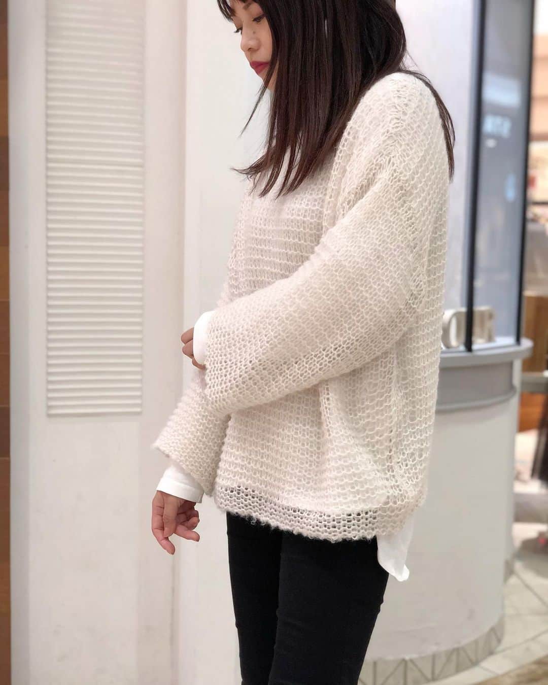 新谷美奈のインスタグラム：「.﻿ ﻿ #あざとにっと 🐰💗﻿ しんたにのリアルコーデその②﻿ ﻿ 白のニットに、白のロンT。﻿ ニュアンスの異なる白を重ねて﻿ 奥行き感を楽しむ☺️﻿ ﻿ Nina mew﻿ knit ¥23,000+tax﻿ boots ¥26,000+tax﻿ ﻿ ▷HAPPY COUPONで最大10%OFFに！﻿ 　精算時にお渡ししております♡﻿ ▷ ソフトバンクホークス⚾️CS制覇を祝して﻿ 　本日はお得な5倍デー🥳﻿ ﻿ @ninamew_official#Ninamew#ニーナミュウ#ゆめタウン#ゆめタウン佐賀#セレクトショップ#selectshop」
