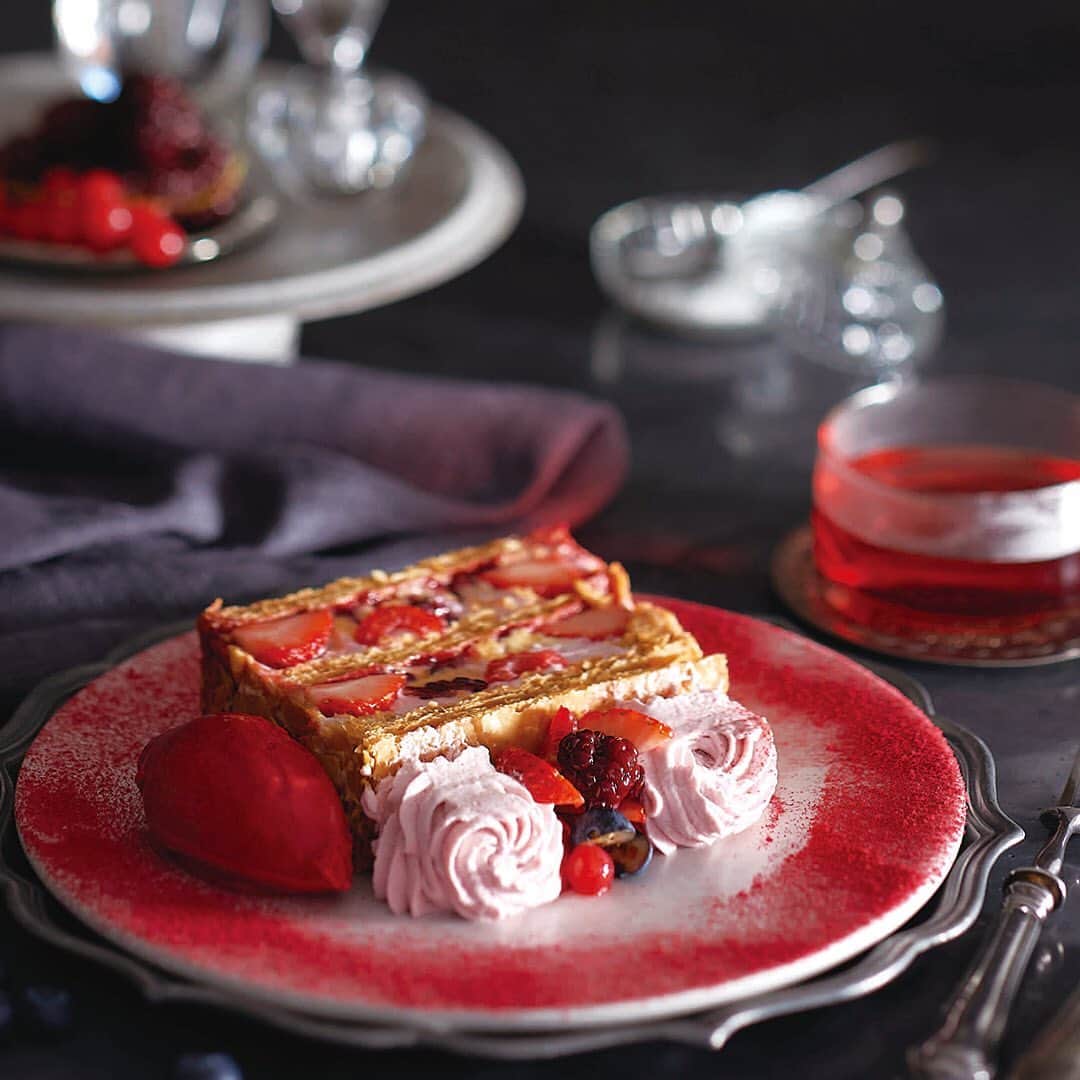 KIHACHI公式Instagramさんのインスタグラム写真 - (KIHACHI公式InstagramInstagram)「.﻿ ＼青山本店 クリスマスパーティープラン／﻿ 今年のテーマ“Rouge” にちなんだ特別なパーティプランが登場！﻿ 赤いエッセンスを加えたお料理の最後には、このプランでしか食べられない 「Rouge Dessert」をご用意。﻿ お友達やご家族で、艶やかな赤いひと皿と共に特別な時間を過ごしませんか。﻿ ﻿ ■店舗： キハチ 青山本店 ﻿ ■写真：「Rouge Dessert」﻿ 苺、フランボワーズ、ブラックベリーなど数種のベリーとフランボワーズで赤く染めたホイップクリームをサクサクのパイで挟んだ、“Rouge”色のパイ。フランボワーズのパウダーが色鮮やかに食欲を誘います。﻿ ﻿ ■期間：12/1~1/12《12/19〜12/25は除く》﻿ ﻿ ■プラン：ルージュパーティプラン 【ディナー】﻿ ﻿ ■価格：¥7,000（税・サービス料込）﻿ （アミューズ＋前菜＋パスタ＋肉料理＋ルージュデザート＋パン＋ハーブティー）﻿ ﻿ ■ご予約： オンラインまたはお電話にて承ります。﻿ ﻿ ★☆★赤いアイテムを身につけてご来店いただくと乾杯のスパークリングワインをプレゼント！！ ★☆★ ﻿ ﻿ ■メニュー﻿ 【アミューズ】﻿ ・ほんのり赤い紅芯大根のひと口スープ﻿ ﻿ 【前菜】﻿ ・本日の魚介のカルパッチョ　真っ赤なスタイルで﻿ ﻿ 【パスタ】﻿ ・帆立貝とドライトマト、赤いカステルフランコのペペロンチーノスパゲッティ﻿ ﻿ 【肉料理】﻿ ・伊達鶏の黒胡麻スパイスロースト　赤い胡椒をきかせて﻿ ﻿ 【ルージュデザート】﻿ ・真っ赤なエリザベスパイ ～スペシャルバージョン～﻿ ﻿ KIHACHIでは、 お客様の健康と安全を考慮し、また働くスタッフが安心して働けるよう、新型コロナウィルス感染拡大防止取り組みを実施しております。﻿ ※詳細はプロフィールのリンク( @kihachi_official )からキハチブランドサイトをご覧ください.。﻿ ﻿ #KIHACHI﻿ #restaurant﻿ #chefsoninstagram #foodphotography #terrace #tasty #instagourmet #chef #gastronomia #instagourmet ﻿ #キハチ #キハチ青山本店 #レストラン﻿ #青山 #神宮外苑 #外苑いちょう並木通り﻿ #オープンテラス #テラス﻿ #テラス席のあるレストラン﻿ #キハチのクリスマス ﻿ #アーリークリスマス ﻿ #クリスマス﻿ #女子会プラン﻿ #クリスマスパーティー﻿ #クリスマスパーティープラン﻿ #Christmas ﻿ #RougeChristmas ﻿ #ルージュクリスマス2020﻿ #MerryRougeChristmas﻿ #RougePartyPlan」11月17日 10時43分 - kihachi_official