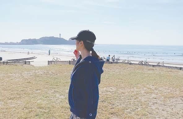 前田ゆかのインスタグラム：「昨日のbeach yoga!  暖かく穏やかな晴天☀️  やわらかな光がふりそそぐように海がキラキラ輝き 見ているだけでも癒されます。  気持ちを今という瞬間に意識を向けて自然や景色を感じながら体を緩めるリフレッシュヨガ！  気持ちいいー！ 脳と身体をやすめる穏やかな時間。 #yoga #ビーチヨガ  #江ノ島 #夏みたい」