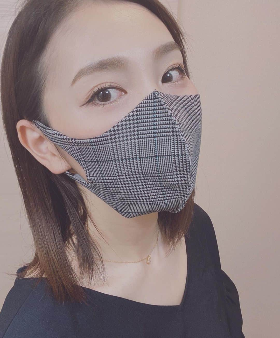 渡辺順子のインスタグラム：「リールで投稿した #推しマスク は ササキセルムさんから発売されている 【洗えるファッション秋マスク】 やわもちくるるん 耳負担軽減・グレンチェック柄(グレー)です😷 ・ @sasakisellm  ❁オンラインショップ ↓↓↓ https://sasakisellmsns.stores.jp/ ・ ・ 素材･縫製が日本製！ 洗って繰り返し使えるからエコだし経済的なんです✨ 個人的に小顔効果も狙えてると思っている(´꒳｀*) ・ 元々、友達からオススメしてもらって春夏素材のマスクを使っていて、 新しいラインナップが出てグレンチェックが可愛くて 多色買いしちゃいました😍 ・ 秋冬って黒とかシンプルな色味の服が増えるから、 柄マスクがワンポイントになって良いなって思う💛 この秋【買って良かったアイテム】の1つです🍁 ・ 他にもレース柄やシンプルな色味の物など色々とありますよ！ Mサイズ表記だけど男性も着画があるので、恐らくつけれると思うのですが…🤔💭 (気になる方はオンラインショップから問い合わせしてみてください) ・ ・ #マスクだってオシャレにしたい  #グレンチェック #😷 #映えマスク #洗えるマスク  #エコマスク #耳負担軽減マスク #日本製 #washablemask  #fashionmask #madeinjapan  #glencheck #japanesemask  #Tokyo #japanesemodel」