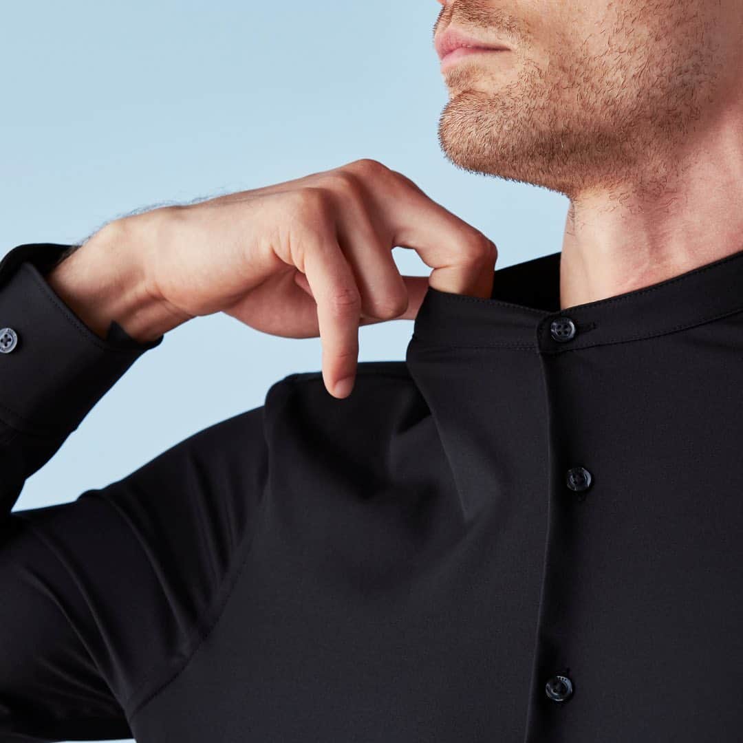 ペリーエリスのインスタグラム：「Start the week right and move without limits in our signature total stretch fabric - ready for whatever the day throws at you. #lifereadysince1976」