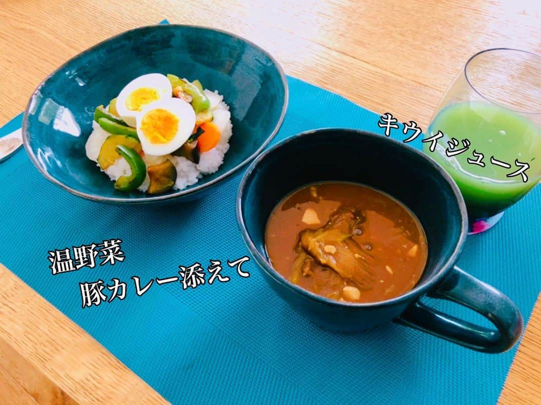 平愛梨さんのインスタグラム写真 - (平愛梨Instagram)「食材がイキイキしてるから作るのも楽しい🤩  パスタやスープの時はクロワッサン食べたくなる😅  絶対カロリーすごいよね😋  大きめなのにバンビーノ2つペロリ食べちゃう…😢  パン屋さんがたくさんあって食べ比べしたくて買ってたクロワッサンもいつの間にか食べられていた🤪  私もバンビーノもご飯派だったのにすっかりパンが主食になりつつある?かもしれない🙈 #平飯#ご飯の記録#あの時#何を作ってた　と#振り返るの好き#でもさ#どこの場所にいても#作るもの#変わらないって#ざんねーん#しゃれたもの#作ってみたい#3年後ぐらいに#今じゃないのかよ#なんなんだよ#書いて満足かよ」11月17日 11時09分 - harikiri_tairi