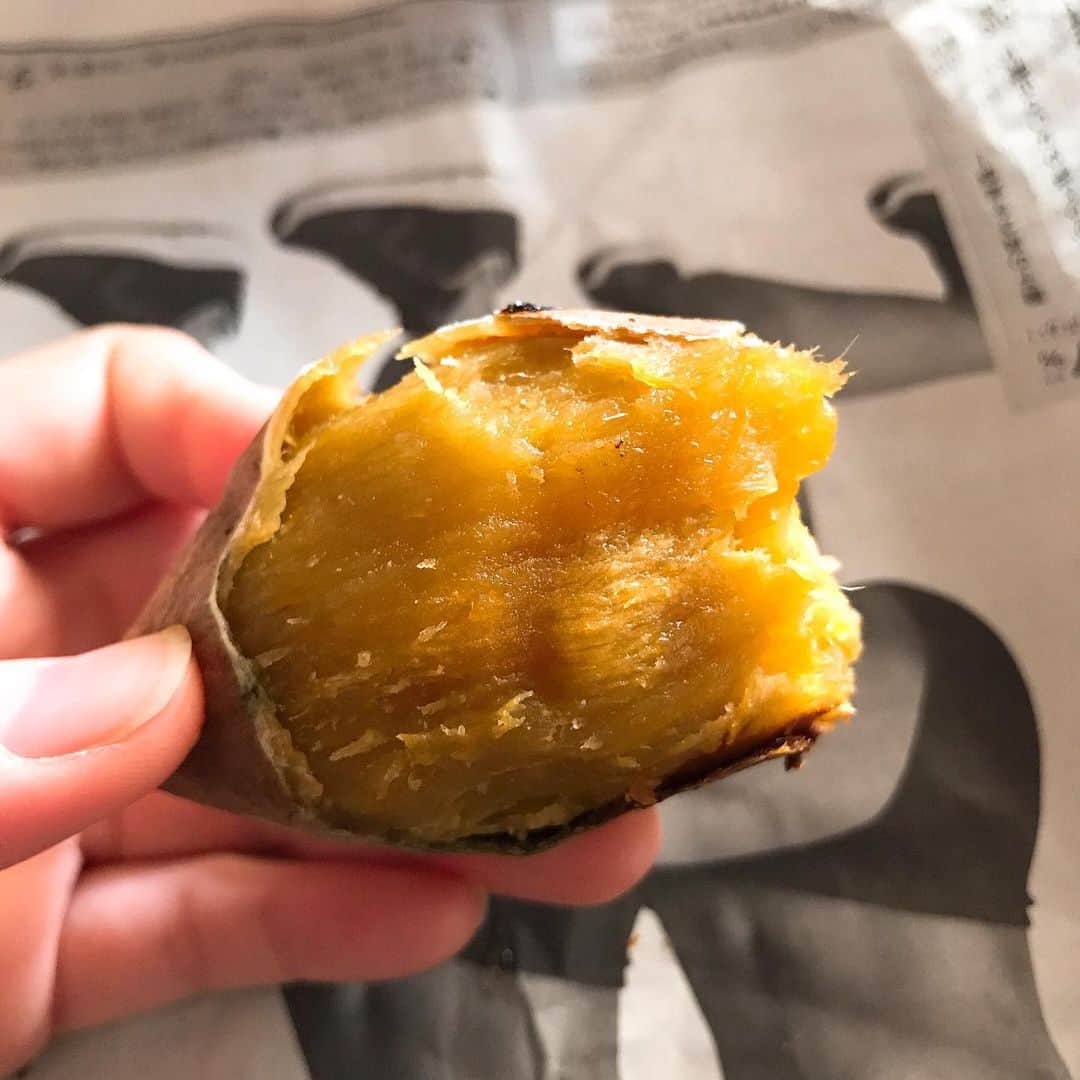 のインスタグラム：「焼き芋は好きですか？ ・ ・ ・ 安納芋を見つけて小さな贅沢🍠  厚手の鍋に入れて弱火1時間(途中何度か返す) 焼き上がってすぐもいいけど、新聞紙に包んで少し蒸らしてからもまた美味しい。  ※小ぶりなら30分くらいでも火が通るので、串がスッと通ればできあがり！  #焼き芋 #🍠 #sweetpotato  #手作りおやつ #安納芋 #ヨーコおやつ #簡単おやつ #delicious #deliciousfood  #お芋 #さつまいも #おならぷー」
