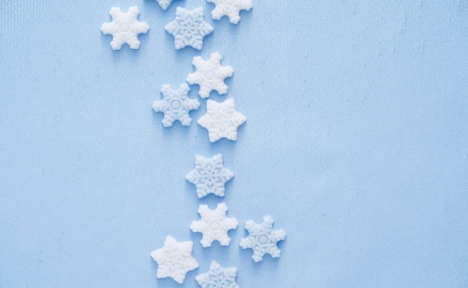 Komayaさんのインスタグラム写真 - (KomayaInstagram)「. 【クリスマスにぴったりの一杯】 ひんやりとした空気に包まれ、街はすっかり冬の装い。手のひらに舞い降りた『雪の結晶』は、触れたら消えてしまう幻想的な美しさが魅力です。白を基調にした大人のテーブルコーディネートで、素敵なホワイトクリスマスを過ごしませんか？ . . 【冬の空からの贈り物】 真っ白な雪と冬の空をイメージした、白と淡い水色の２色。繊細で複雑な結晶のデザインをよりいっそう美しく魅せています。普段使いはもちろんのこと、季節を感じるちょっとしたギフト・手土産にも。 . . #物語のある砂糖#駒屋#砂糖#角砂糖#シュガー#雪#雪の結晶#冬#冬の空#クリスマス#ホワイトクリスマス#ギフト#手土産#アナと雪の女王#可愛い#sugar#design#sugarcube#lumpsugar#blocksugar#cutesugar#kawaii#cafe#tea」11月17日 11時25分 - komaya_sugar