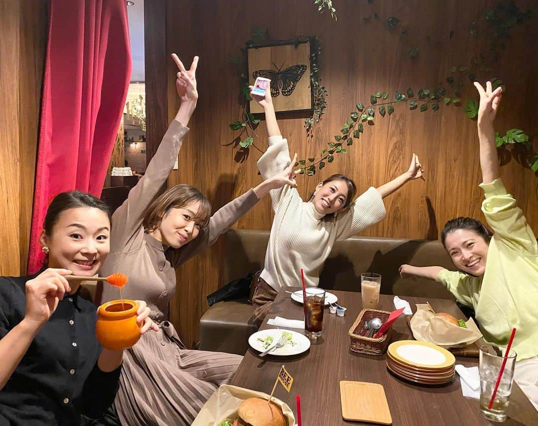 輝良まさとさんのインスタグラム写真 - (輝良まさとInstagram)「・ 花組同期に送別会してもらいましたー😭❤️ ・ いやー、昨日もみんなでめちゃくちゃ喋りまくって楽しい時間でした😆❣️ めいちゃんはひと足お先に関西に行ってて、マヨとまいこは来れなくて残念だったけど、青春時代を共にした仲間はいつ会っても思い出話に花が咲いて大笑いできますね😊✨ あぁーーまだ喋り足りない…笑 ・ そしてまたまたお選別で素敵なピアスを頂いてしまいました😭❤️❤️ みんなありがとう🙏🙏 とっても可愛いピアス、大切に使わせてもらうね❤️ ・ 引っ越しまであと10日となりました💦 荷造りラストスパート頑張らねば💪 ・ ・ ・ #宝塚#花組#91期#同期#青春時代#仲間#ランチ#渋谷#笑った笑った#楽しかった#ありがとう#またね」11月17日 11時18分 - kirahama0703