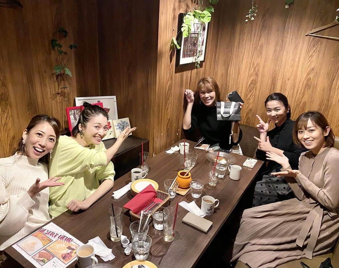 輝良まさとさんのインスタグラム写真 - (輝良まさとInstagram)「・ 花組同期に送別会してもらいましたー😭❤️ ・ いやー、昨日もみんなでめちゃくちゃ喋りまくって楽しい時間でした😆❣️ めいちゃんはひと足お先に関西に行ってて、マヨとまいこは来れなくて残念だったけど、青春時代を共にした仲間はいつ会っても思い出話に花が咲いて大笑いできますね😊✨ あぁーーまだ喋り足りない…笑 ・ そしてまたまたお選別で素敵なピアスを頂いてしまいました😭❤️❤️ みんなありがとう🙏🙏 とっても可愛いピアス、大切に使わせてもらうね❤️ ・ 引っ越しまであと10日となりました💦 荷造りラストスパート頑張らねば💪 ・ ・ ・ #宝塚#花組#91期#同期#青春時代#仲間#ランチ#渋谷#笑った笑った#楽しかった#ありがとう#またね」11月17日 11時18分 - kirahama0703