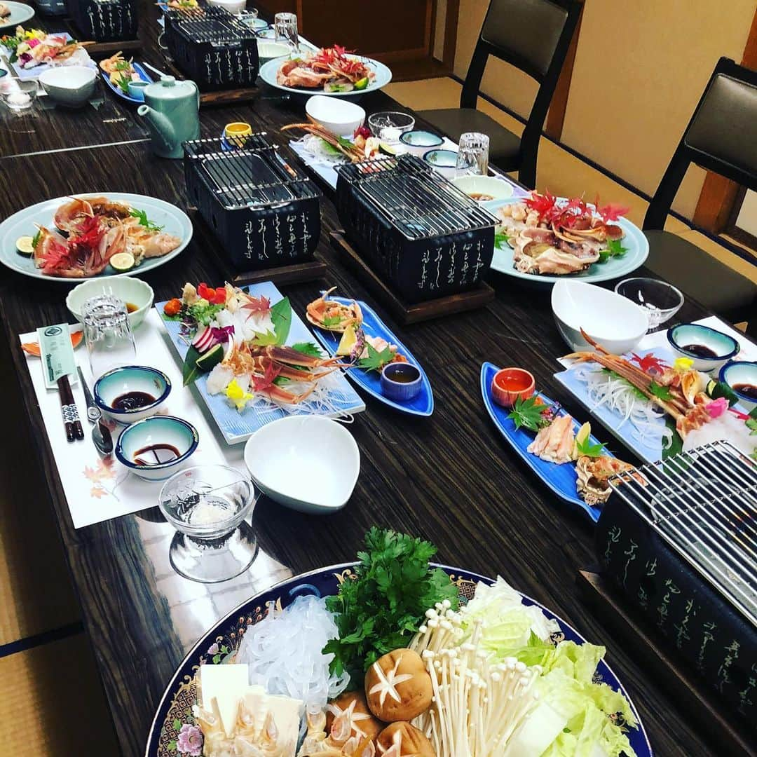 旅館 川端屋のインスタグラム：「毎度川端屋をご利用下さり誠に有難う御座います😊  越前蟹🦀が解禁になり蟹のフルコース料理が大人気です！  蟹の刺身、茹でがに、焼きがに、蟹鍋、〆の雑炊、セイコ蟹の親子共演❤️   蟹三昧のフルコースです🦀🦀🦀  お腹も心も大満足間違い無し✨  gotoトラベルのご利用で30,000のコースが19,500になりメチャお得🉐  お友達と、ご家族と、恋人と❤️  美味しい時間をシェアして下さいませ🙇‍♀️  お待ちしております。  www.kawabataya.jp  #川端屋  #今庄宿  #蟹旅行  #蟹コース  #蟹が大好き  #越前蟹🦀  #今庄365スキー場  #しめの雑炊」