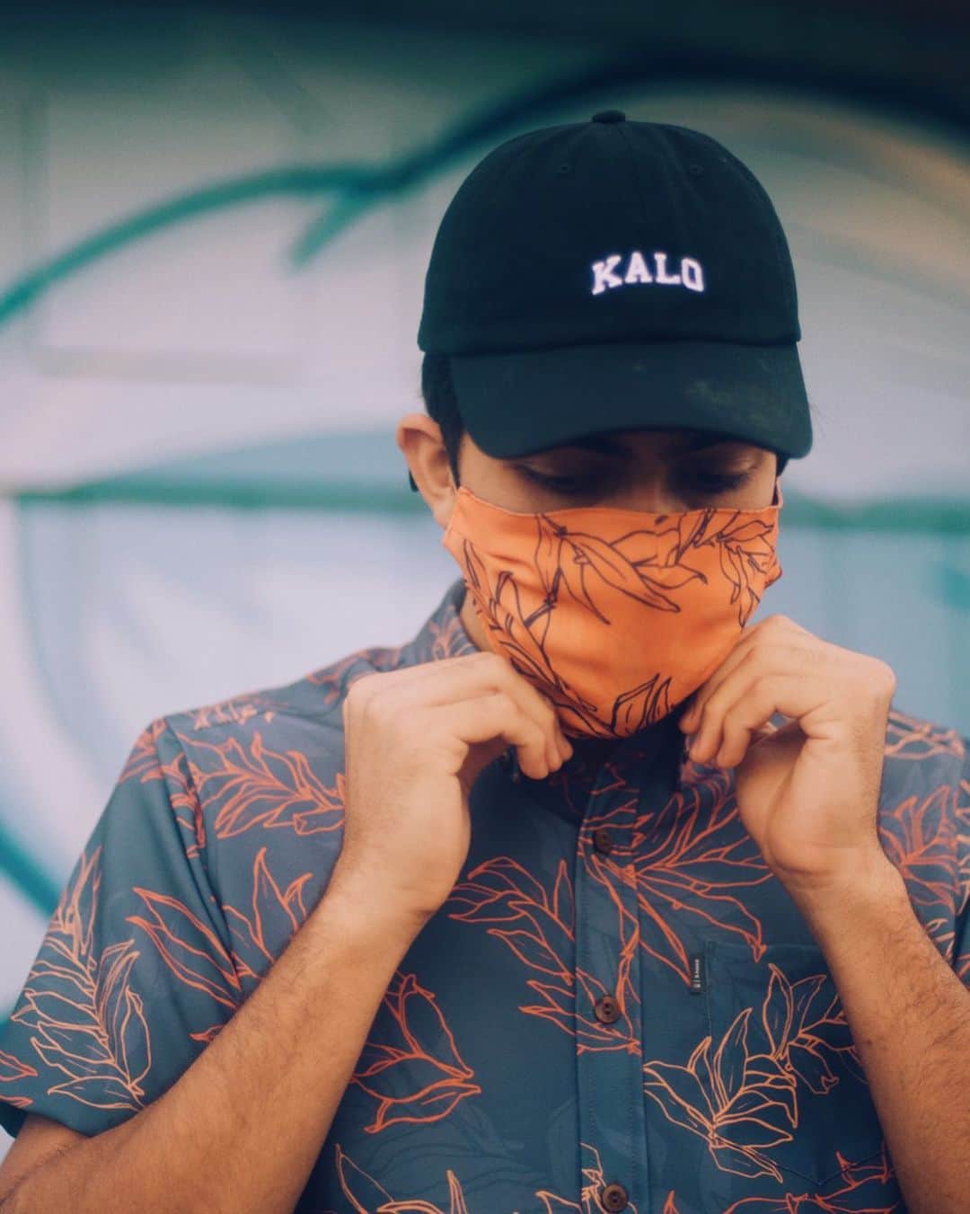 Zippy's Restaurantsのインスタグラム：「Did we mention that the Zippy’s x Ari South Hapawai mask is reversible? Handmade and printed in Hawaii. The Hapawai Mask is Ari Southʻs first style of reusable face masks which helps to filter out dust, bacteria, smoke and pollen. This reversible-pleated design is constructed to cover surgical masks, and is also recommended for larger face types. * Zippyʻs Orange and Gray Maile Print * Pleated style face mask * Fits over most N95 Masks * Fixed elastic ear straps, tie to adjust * Nose wire for a comfortable fit」