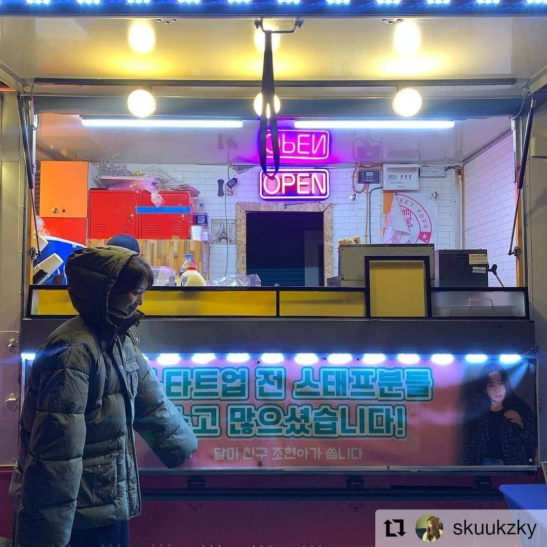 Urban Zakapaさんのインスタグラム写真 - (Urban ZakapaInstagram)「달미친구 조현아ㅋㅋㅋ 이 귀여운 우정 어떡하면좋지~~🥰 샌드박스에서 커피 스타트업 할래?   Repost @skuukzky • • • • • • ㄲ ㅑ 힘이 난다🤍 고마워어어어 이 언니가 이렇게 스윗해요  #달미친구 #어반자카파 #조현아 @tenomahj   #스따떱🤜」11月17日 11時33分 - urban_zakapa