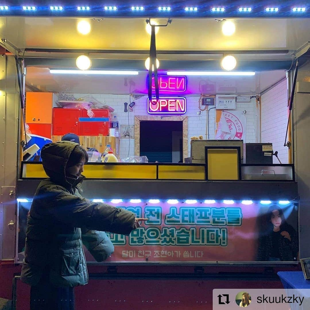 Urban Zakapaさんのインスタグラム写真 - (Urban ZakapaInstagram)「달미친구 조현아ㅋㅋㅋ 이 귀여운 우정 어떡하면좋지~~🥰 샌드박스에서 커피 스타트업 할래?   Repost @skuukzky • • • • • • ㄲ ㅑ 힘이 난다🤍 고마워어어어 이 언니가 이렇게 스윗해요  #달미친구 #어반자카파 #조현아 @tenomahj   #스따떱🤜」11月17日 11時33分 - urban_zakapa