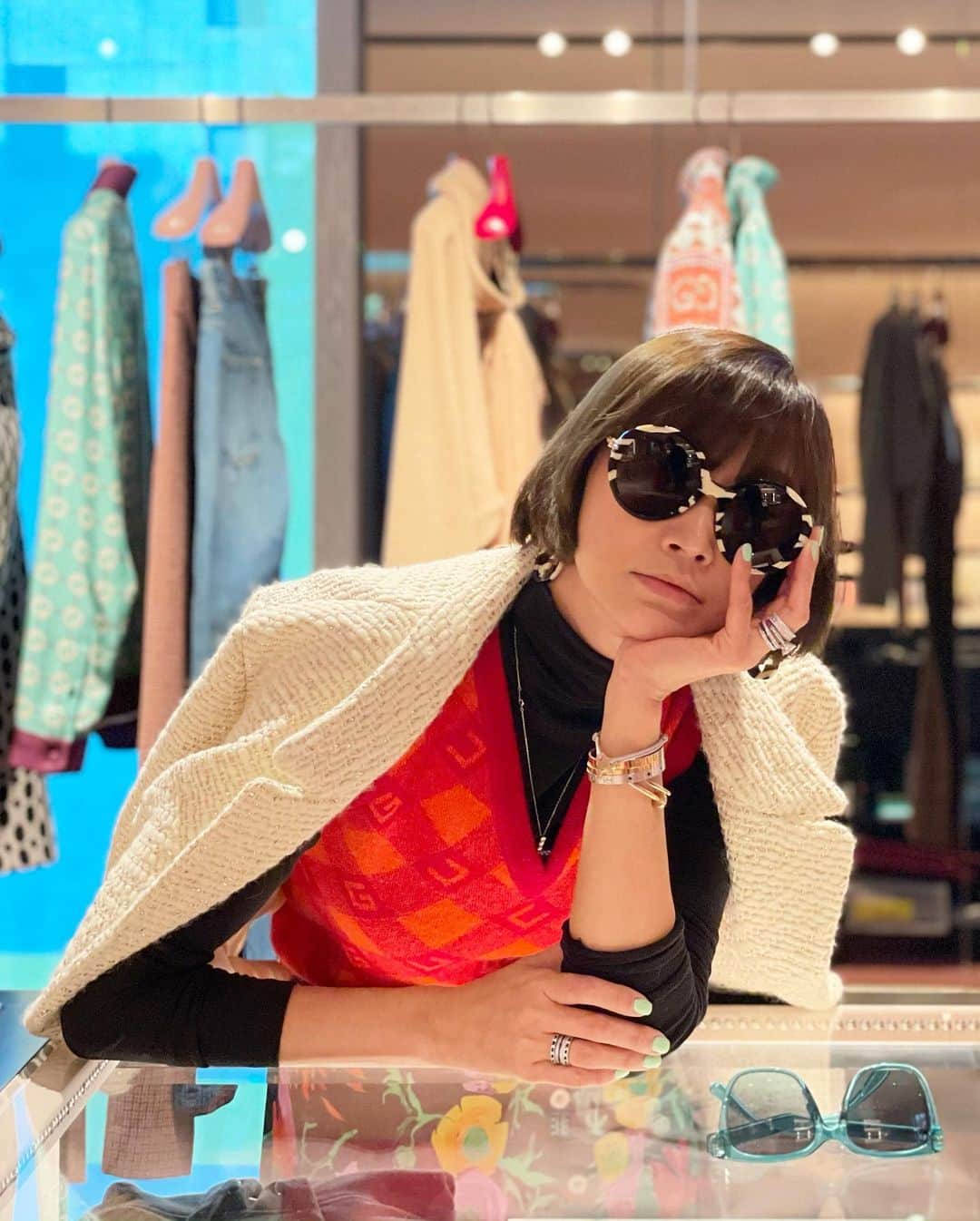 ピョン･ジョンスさんのインスタグラム写真 - (ピョン･ジョンスInstagram)「플라워에 완전 꽂혔네  60/70년대 스타일!  @gucci 와 작전 회의중! #문닫고우린임무수행중 🧐 #내년엔플라워프린트🌺」11月17日 11時27分 - hoyatoya