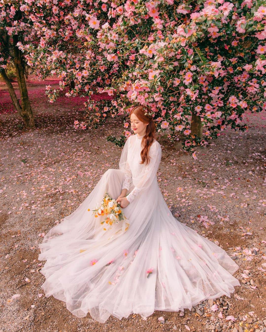 에테르 etherのインスタグラム：「• 핑크 동백 요정님..🧚🏻‍♀️ 흐린 날씨는 아무탓이 없다☆ ⠀ #에테르의바다 with #설레다메이크업 @seolleda ⠀ ⠀」