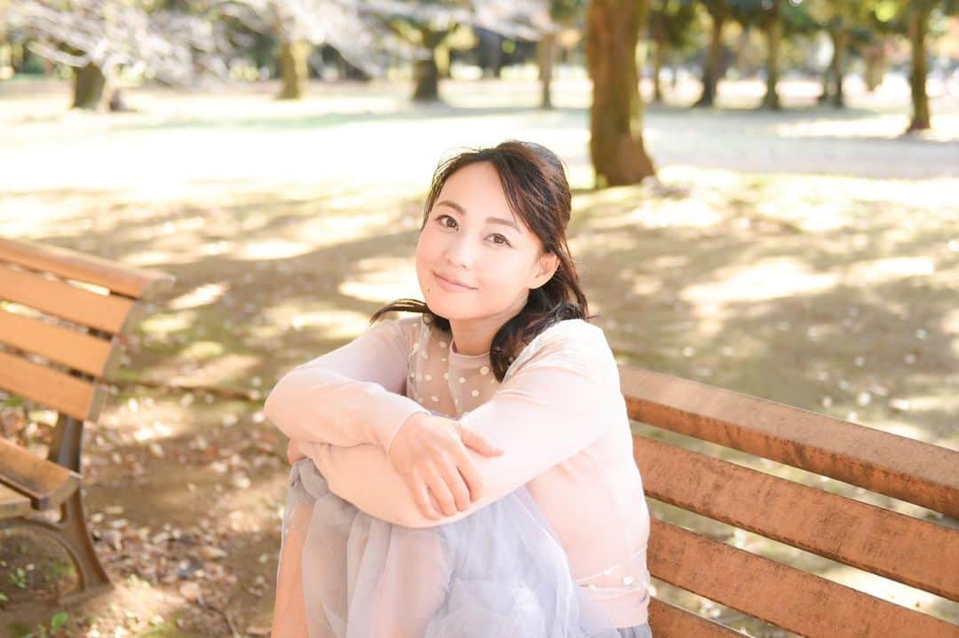 長崎真友子さんのインスタグラム写真 - (長崎真友子Instagram)「【shooting】 銀杏って実はすごい香りだけど、好きなんだよな。  フェミニン引き出してくださりありがとうございます‼️  photo by @hide_photostudio   そんな吉田さんと今週木曜日のLIVEでは『女性の輝かせ方、輝き方』話していきたいと思います！  世の中のママさんたちをキラキラ輝かせたい🤩✨ To be Happiness💓  #アナウンサー #フリーアナウンサー  #shooting #photography #stayhome #長崎真友子 #二児の母 #年子育児 #年子ママ #ままのて #ママコーデ #ママリ #ママさんと繋がりたい #ワーママ #ワーママの日常 #ママすたぐらむ #photographer #photoshoot #japanese #mammy #instaphoto #instalive #facebooklive」11月17日 11時32分 - mayuko_nagasaki