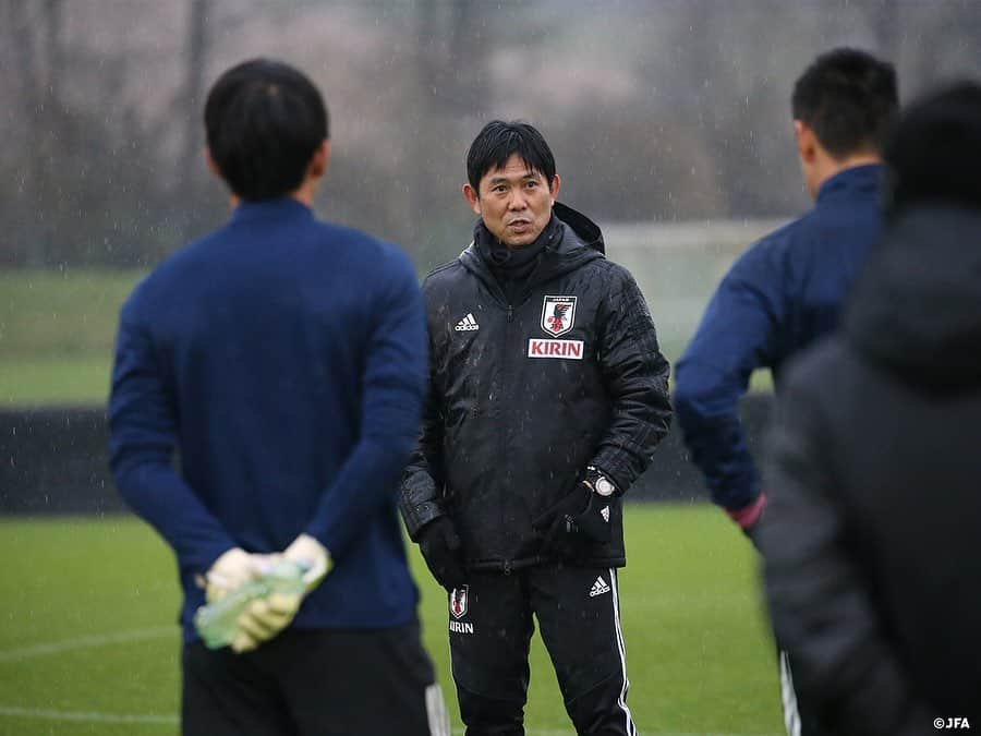 日本サッカー協会さんのインスタグラム写真 - (日本サッカー協会Instagram)「【2020.11.16 Training①📸】  メキシコ戦を翌日に控え #SAMURAIBLUE は雨の中、最終調整を行いました。  #森保一 監督は、「我々の現在の力、立ち位置を知るために最高の相手」と指摘し、年内最後の実戦で強豪との対戦を歓迎。「たた力を試すだけでなく、勝つための準備をして勝利を目指したい」と意気込みを示しました。  🏆国際親善試合 ⌚11.18(水)5:00KO（日本時間） 🆚メキシコ🇲🇽 📺NHK BS1にて全国生中継(19:00より録画中継） ✅https://www.jfa.jp/samuraiblue/20201117/  #daihyo #jfa #SAMURAIBLUE #新しい景色を2022」11月17日 11時38分 - japanfootballassociation