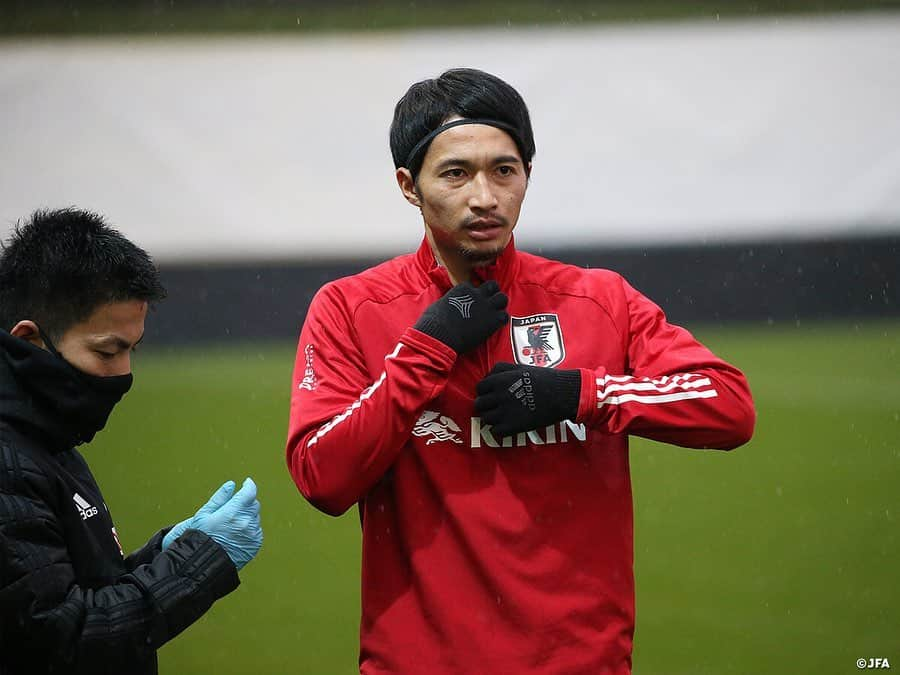 日本サッカー協会さんのインスタグラム写真 - (日本サッカー協会Instagram)「【2020.11.16 Training①📸】  メキシコ戦を翌日に控え #SAMURAIBLUE は雨の中、最終調整を行いました。  #森保一 監督は、「我々の現在の力、立ち位置を知るために最高の相手」と指摘し、年内最後の実戦で強豪との対戦を歓迎。「たた力を試すだけでなく、勝つための準備をして勝利を目指したい」と意気込みを示しました。  🏆国際親善試合 ⌚11.18(水)5:00KO（日本時間） 🆚メキシコ🇲🇽 📺NHK BS1にて全国生中継(19:00より録画中継） ✅https://www.jfa.jp/samuraiblue/20201117/  #daihyo #jfa #SAMURAIBLUE #新しい景色を2022」11月17日 11時38分 - japanfootballassociation