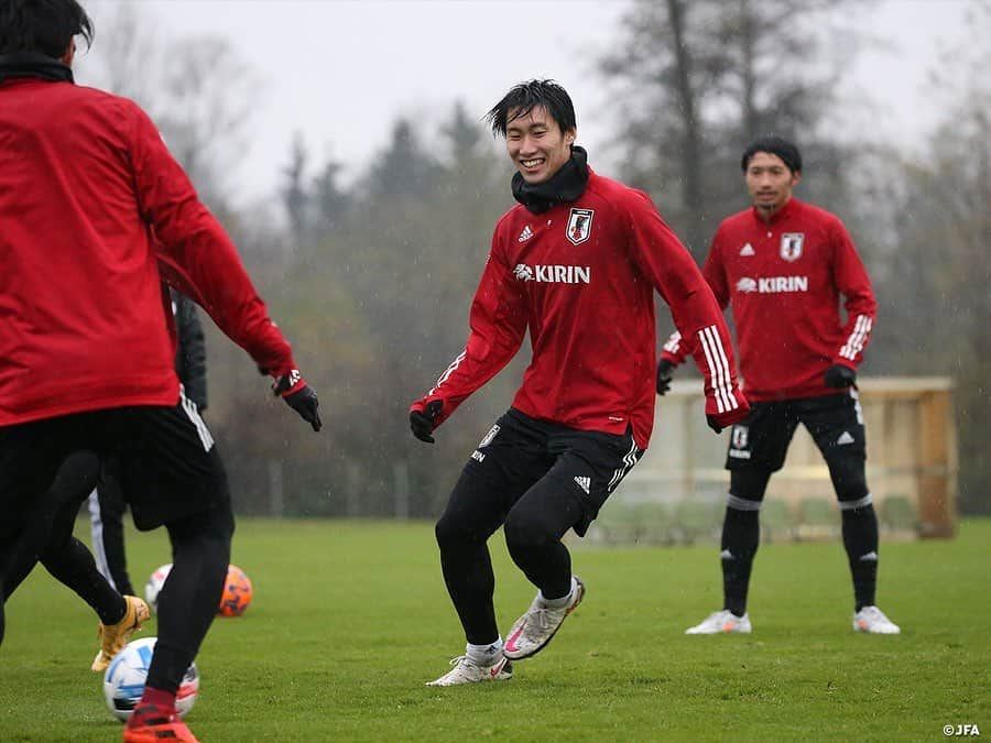 日本サッカー協会さんのインスタグラム写真 - (日本サッカー協会Instagram)「【2020.11.16 Training①📸】  メキシコ戦を翌日に控え #SAMURAIBLUE は雨の中、最終調整を行いました。  #森保一 監督は、「我々の現在の力、立ち位置を知るために最高の相手」と指摘し、年内最後の実戦で強豪との対戦を歓迎。「たた力を試すだけでなく、勝つための準備をして勝利を目指したい」と意気込みを示しました。  🏆国際親善試合 ⌚11.18(水)5:00KO（日本時間） 🆚メキシコ🇲🇽 📺NHK BS1にて全国生中継(19:00より録画中継） ✅https://www.jfa.jp/samuraiblue/20201117/  #daihyo #jfa #SAMURAIBLUE #新しい景色を2022」11月17日 11時38分 - japanfootballassociation