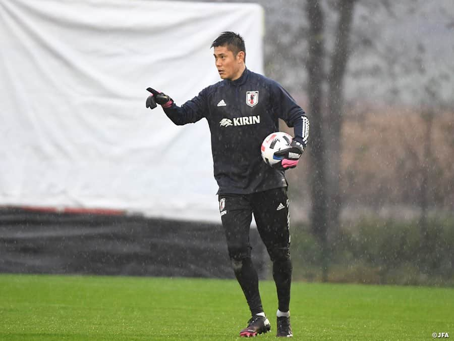 日本サッカー協会さんのインスタグラム写真 - (日本サッカー協会Instagram)「【2020.11.16 Training②📸】  メキシコ戦を翌日に控え #SAMURAIBLUE は雨の中、最終調整を行いました。  DF #吉田麻也 選手はFIFAワールドカップ常連国のメキシコとの対戦に、追加点を獲れずに1-0で終わったパナマ戦の反省を踏まえて、2年後のカタール大会へ向けて、本番同様の姿勢で臨む必要があると話しています。日本代表キャプテンは、「残り10分で2点目、3点目を獲って相手の戦意を削ぐことで、残り10分の疲労度が全然違ってくる。ワールドカップでグループステージ突破後を考えると非常に大事な時間。全員の選手がそこまで追求して、想定して戦わないといけない」と指摘。「自分たちがやろうとしていることでミスが起こるのは把握している。そこでいかに失点防げるかが明日のカギになる」と語りました。  「このチームのベースは（2年前の）ワールドカップのベルギー戦」と語る吉田選手は、FIFAランキングで77位のパナマと異なる、自分たちより上位にランクする相手との今回の対戦で、「自分たちで判断して自発的に変えていく」対応力をチェックしたいという強い思いを滲ませていました。  🏆国際親善試合 ⌚11.18(水)5:00KO（日本時間） 🆚メキシコ🇲🇽 📺NHK BS1にて全国生中継(19:00より録画中継） ✅https://www.jfa.jp/samuraiblue/20201117/  #daihyo #jfa #SAMURAIBLUE #新しい景色を2022」11月17日 11時43分 - japanfootballassociation