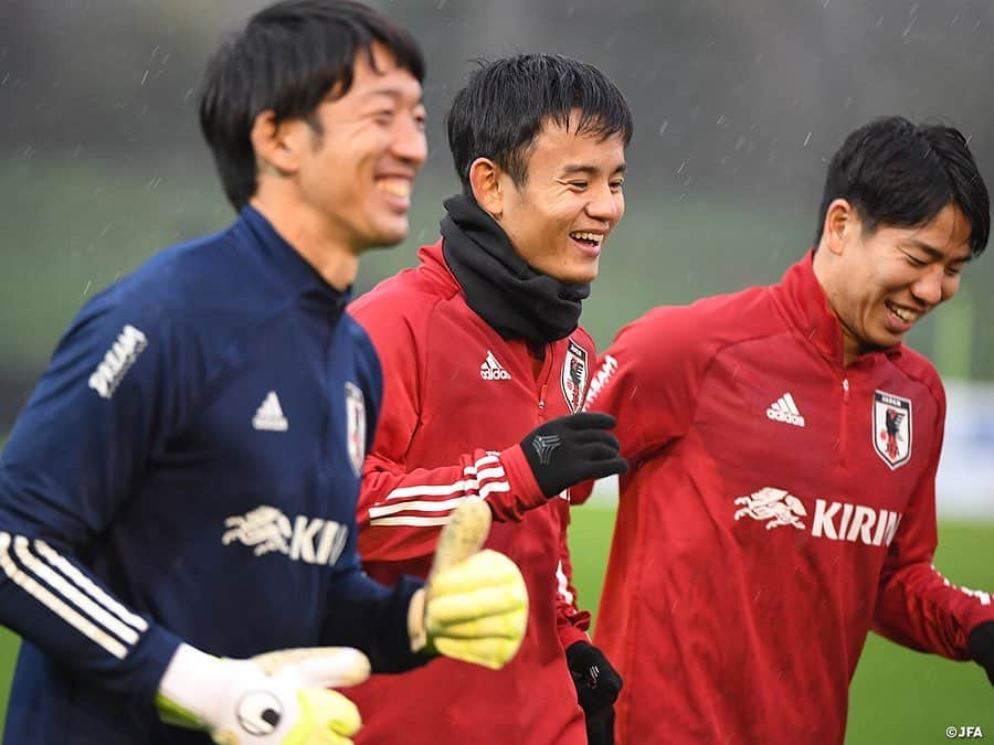 日本サッカー協会さんのインスタグラム写真 - (日本サッカー協会Instagram)「【2020.11.16 Training②📸】  メキシコ戦を翌日に控え #SAMURAIBLUE は雨の中、最終調整を行いました。  DF #吉田麻也 選手はFIFAワールドカップ常連国のメキシコとの対戦に、追加点を獲れずに1-0で終わったパナマ戦の反省を踏まえて、2年後のカタール大会へ向けて、本番同様の姿勢で臨む必要があると話しています。日本代表キャプテンは、「残り10分で2点目、3点目を獲って相手の戦意を削ぐことで、残り10分の疲労度が全然違ってくる。ワールドカップでグループステージ突破後を考えると非常に大事な時間。全員の選手がそこまで追求して、想定して戦わないといけない」と指摘。「自分たちがやろうとしていることでミスが起こるのは把握している。そこでいかに失点防げるかが明日のカギになる」と語りました。  「このチームのベースは（2年前の）ワールドカップのベルギー戦」と語る吉田選手は、FIFAランキングで77位のパナマと異なる、自分たちより上位にランクする相手との今回の対戦で、「自分たちで判断して自発的に変えていく」対応力をチェックしたいという強い思いを滲ませていました。  🏆国際親善試合 ⌚11.18(水)5:00KO（日本時間） 🆚メキシコ🇲🇽 📺NHK BS1にて全国生中継(19:00より録画中継） ✅https://www.jfa.jp/samuraiblue/20201117/  #daihyo #jfa #SAMURAIBLUE #新しい景色を2022」11月17日 11時43分 - japanfootballassociation