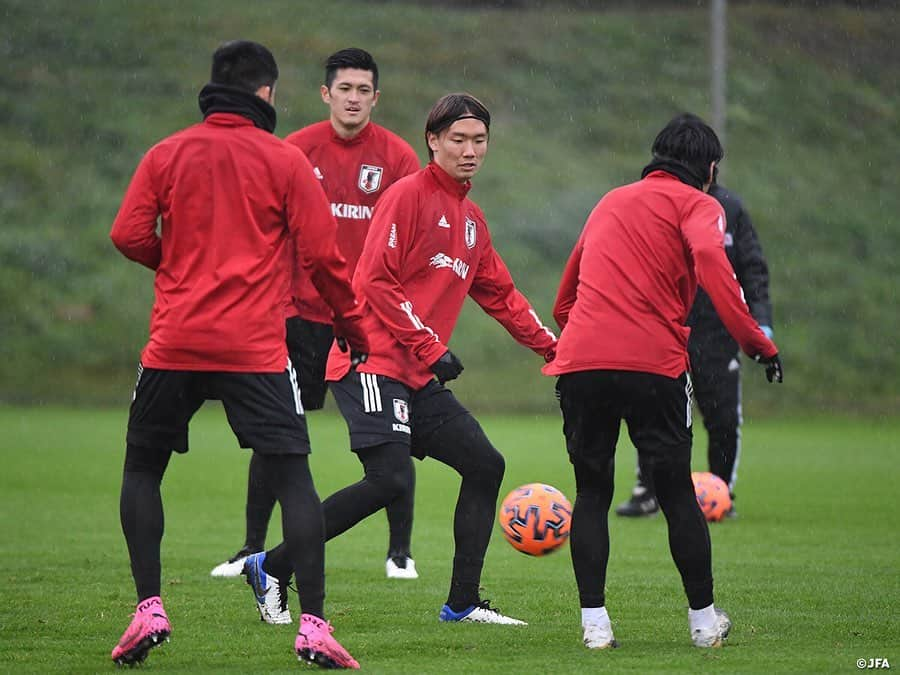 日本サッカー協会さんのインスタグラム写真 - (日本サッカー協会Instagram)「【2020.11.16 Training②📸】  メキシコ戦を翌日に控え #SAMURAIBLUE は雨の中、最終調整を行いました。  DF #吉田麻也 選手はFIFAワールドカップ常連国のメキシコとの対戦に、追加点を獲れずに1-0で終わったパナマ戦の反省を踏まえて、2年後のカタール大会へ向けて、本番同様の姿勢で臨む必要があると話しています。日本代表キャプテンは、「残り10分で2点目、3点目を獲って相手の戦意を削ぐことで、残り10分の疲労度が全然違ってくる。ワールドカップでグループステージ突破後を考えると非常に大事な時間。全員の選手がそこまで追求して、想定して戦わないといけない」と指摘。「自分たちがやろうとしていることでミスが起こるのは把握している。そこでいかに失点防げるかが明日のカギになる」と語りました。  「このチームのベースは（2年前の）ワールドカップのベルギー戦」と語る吉田選手は、FIFAランキングで77位のパナマと異なる、自分たちより上位にランクする相手との今回の対戦で、「自分たちで判断して自発的に変えていく」対応力をチェックしたいという強い思いを滲ませていました。  🏆国際親善試合 ⌚11.18(水)5:00KO（日本時間） 🆚メキシコ🇲🇽 📺NHK BS1にて全国生中継(19:00より録画中継） ✅https://www.jfa.jp/samuraiblue/20201117/  #daihyo #jfa #SAMURAIBLUE #新しい景色を2022」11月17日 11時43分 - japanfootballassociation