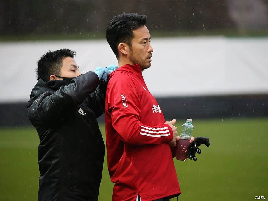 日本サッカー協会さんのインスタグラム写真 - (日本サッカー協会Instagram)「【2020.11.16 Training②📸】  メキシコ戦を翌日に控え #SAMURAIBLUE は雨の中、最終調整を行いました。  DF #吉田麻也 選手はFIFAワールドカップ常連国のメキシコとの対戦に、追加点を獲れずに1-0で終わったパナマ戦の反省を踏まえて、2年後のカタール大会へ向けて、本番同様の姿勢で臨む必要があると話しています。日本代表キャプテンは、「残り10分で2点目、3点目を獲って相手の戦意を削ぐことで、残り10分の疲労度が全然違ってくる。ワールドカップでグループステージ突破後を考えると非常に大事な時間。全員の選手がそこまで追求して、想定して戦わないといけない」と指摘。「自分たちがやろうとしていることでミスが起こるのは把握している。そこでいかに失点防げるかが明日のカギになる」と語りました。  「このチームのベースは（2年前の）ワールドカップのベルギー戦」と語る吉田選手は、FIFAランキングで77位のパナマと異なる、自分たちより上位にランクする相手との今回の対戦で、「自分たちで判断して自発的に変えていく」対応力をチェックしたいという強い思いを滲ませていました。  🏆国際親善試合 ⌚11.18(水)5:00KO（日本時間） 🆚メキシコ🇲🇽 📺NHK BS1にて全国生中継(19:00より録画中継） ✅https://www.jfa.jp/samuraiblue/20201117/  #daihyo #jfa #SAMURAIBLUE #新しい景色を2022」11月17日 11時43分 - japanfootballassociation