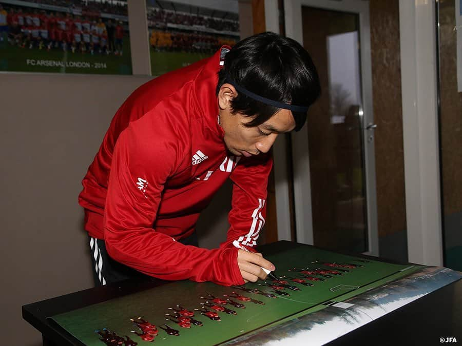 日本サッカー協会さんのインスタグラム写真 - (日本サッカー協会Instagram)「【2020.11.16 Training②📸】  メキシコ戦を翌日に控え #SAMURAIBLUE は雨の中、最終調整を行いました。  DF #吉田麻也 選手はFIFAワールドカップ常連国のメキシコとの対戦に、追加点を獲れずに1-0で終わったパナマ戦の反省を踏まえて、2年後のカタール大会へ向けて、本番同様の姿勢で臨む必要があると話しています。日本代表キャプテンは、「残り10分で2点目、3点目を獲って相手の戦意を削ぐことで、残り10分の疲労度が全然違ってくる。ワールドカップでグループステージ突破後を考えると非常に大事な時間。全員の選手がそこまで追求して、想定して戦わないといけない」と指摘。「自分たちがやろうとしていることでミスが起こるのは把握している。そこでいかに失点防げるかが明日のカギになる」と語りました。  「このチームのベースは（2年前の）ワールドカップのベルギー戦」と語る吉田選手は、FIFAランキングで77位のパナマと異なる、自分たちより上位にランクする相手との今回の対戦で、「自分たちで判断して自発的に変えていく」対応力をチェックしたいという強い思いを滲ませていました。  🏆国際親善試合 ⌚11.18(水)5:00KO（日本時間） 🆚メキシコ🇲🇽 📺NHK BS1にて全国生中継(19:00より録画中継） ✅https://www.jfa.jp/samuraiblue/20201117/  #daihyo #jfa #SAMURAIBLUE #新しい景色を2022」11月17日 11時43分 - japanfootballassociation