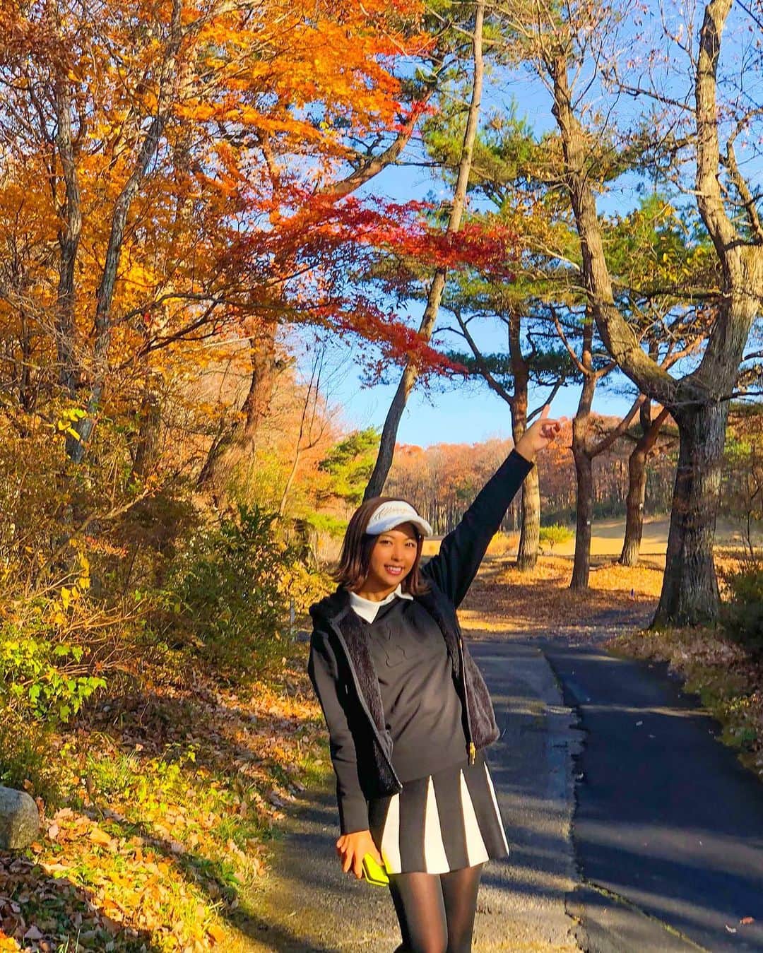 あおい夏海さんのインスタグラム写真 - (あおい夏海Instagram)「那須国際カントリークラブの紅葉がすごく綺麗でした✨🍁 夏も好きだけど、秋も好き💕 秋の紅葉と青空と雲の感じ、 なんとも言えない切ない感じが好き。 日本はエモい🍁✨ 自然が大好き。 あー。 もっと自然に癒されたい🥺  ゴルフウエア @riendasuelta_golf のファーベストめっちゃ暖かくて可愛い💕  #フットゴルフ#那須国際カントリークラブ #フットゴルフ日本代表 #スポーツ女子 #サッカー女子 #フットサル女子 #ゴルフ女子 #ゴルフウエア #ゴルフコーデ #あおい夏海 #ホールインワン #サッカー好きな人と繋がりたい #footgolf #footgolfers #footgolfer  #キスオンザグリーン  #フットゴルフジャーニー #紅葉 #もみじ  #リエンダスエルタ」11月17日 11時39分 - natsumi.aoi