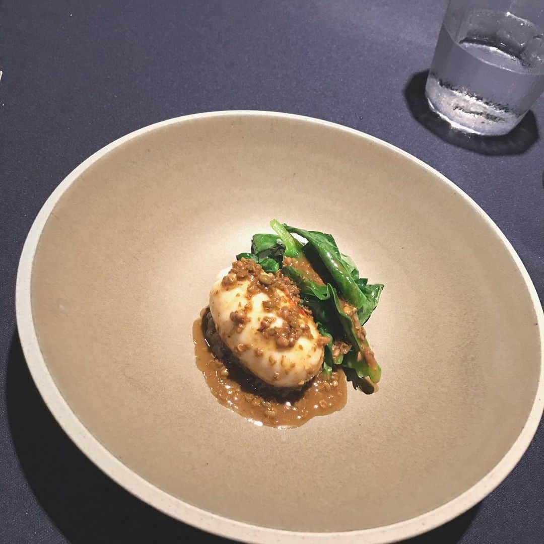 安藤成子のインスタグラム：「@abysserestaurant  ・ 多恵美さん&マサさんのバースデー(夏) ・ は代官山のAbysseへ ・ 海に感謝した日でした✨ ・ 美味しかった✨ ・ #abysse #東京レストラン #事務所から徒歩30秒 #近所にこんな素敵なレストランが✨ #深海にいるような落ち着く空間でした」