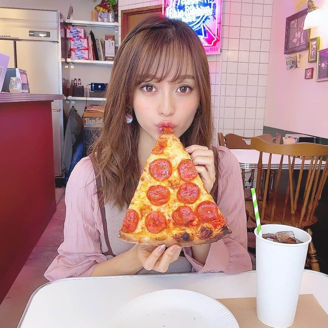 みき みーやんさんのインスタグラム写真 - (みき みーやんInstagram)「顔より大きいピザ！？🍕❤ . 神戸にある @jesuspizzakobe  . アメリカンな店内で アメリカンなサイズのピザとコーラ🍕笑 . ペパロニの辛味と塩気が さく♡ふわ♡もち♡なピザ生地と合うのー❤ . . 一緒に頼んだクラムチャウダーも 濃厚！具沢山！で食べ応え有りやったよ🙆‍♀️💕 . また行きたいお店❤🍕 . #神戸グルメ#三ノ宮グルメ#神戸ランチ#三ノ宮ランチ#神戸カフェ#ランチ巡り#ランチタイム#神戸三ノ宮#ピザ#グルメ女子#グルメスタグラム#フードスタグラム#フォトジェニックフード#映えフード#ジーザスピザ#genic_food #dokoiku #インスタグルメアワード2020#Jesuspizza」11月17日 11時51分 - mi_yan0101