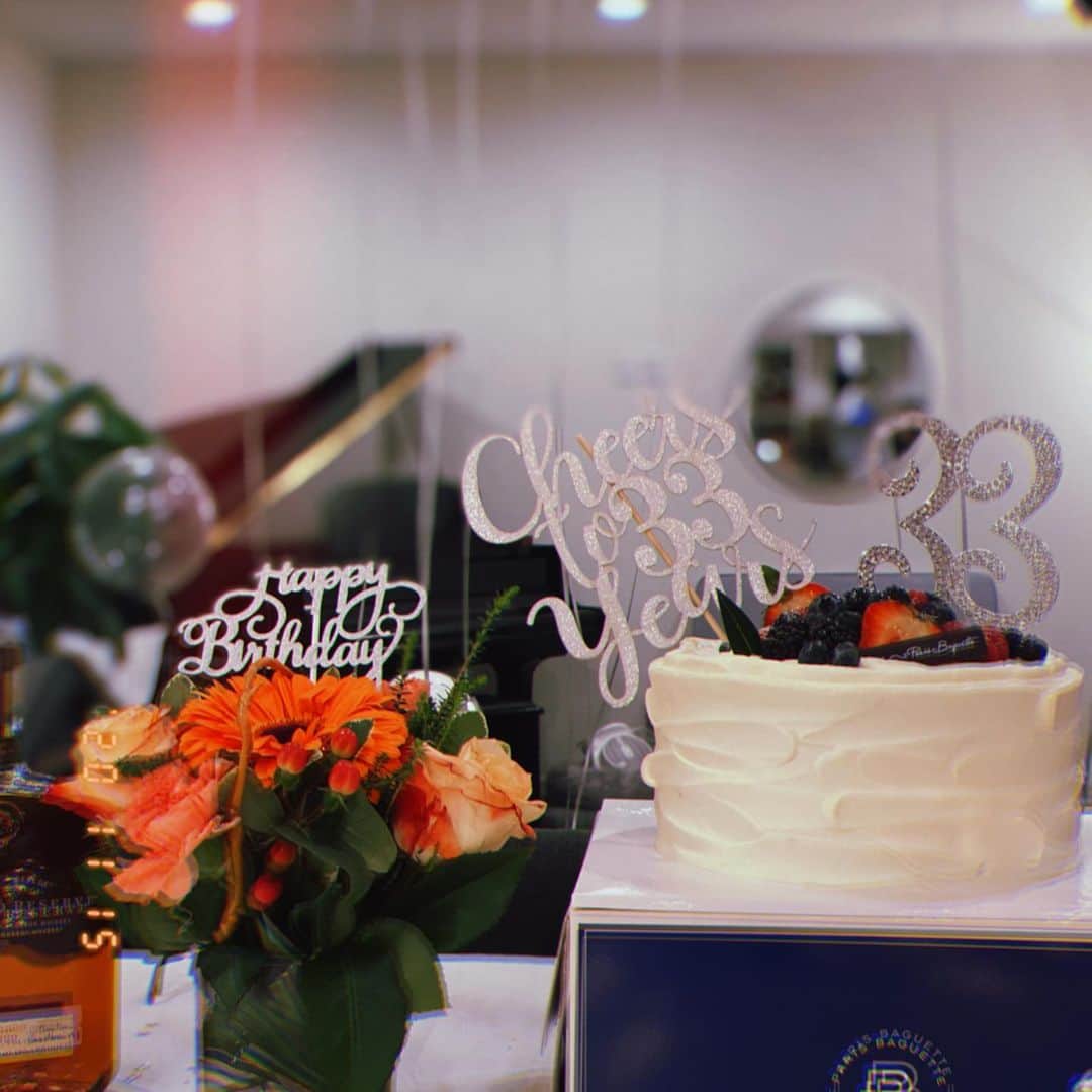 ジンジョー・リーのインスタグラム：「Thank you for all the bday wishes!  I’m so overwhelmed with love 🥰 All my friends & amazing fans, You guys made my bday so special 💕 also my family threw the best party ever! I’m so blessed ✨😭🥰   엄마같은 우리 큰언니부터  우리 막내 카일 까지 따뜻한 사랑 듬뿍 받은날🥰  문앞에 서있던 트리도 너무 사랑스러웠고  식탁이 넘칠 정도로 꽉꽉, 내가 먹고싶다는거 다 준비해준 언니의 음식들. 🤩😋 이쁘게 꾸며주고 하나하나 다 신경써준 우리 에두리언니, 카쯔형부, 지니언니.  내가 좋아하는 마카롱 직접 만들어준 민서. 🤍 멀리서 달려와준 동생들,, 세상 젤 소중하고 고마운 내 사람들.  정성 다해 써준 생일카드, 선물들.  넘치게 사랑 받았으니 더 나누고 더 사랑하면서 삼삼하게 보낼께요! 사랑하고 감사합니다! 🥰😘」