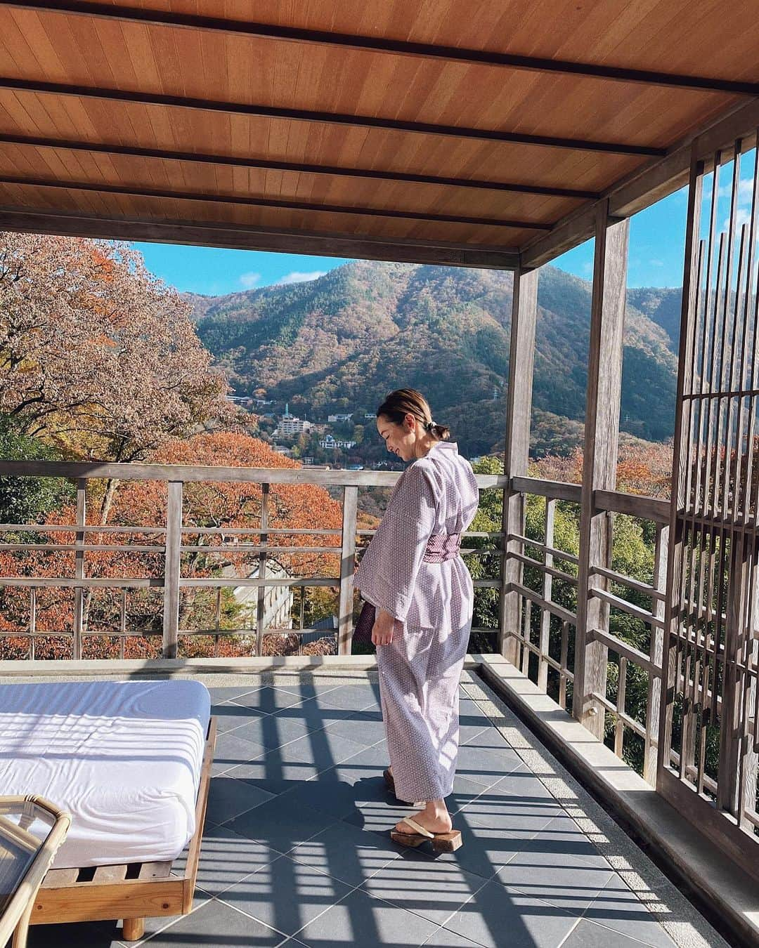 翁安芸さんのインスタグラム写真 - (翁安芸Instagram)「お部屋のバルコニーが気持ちよく最高の眺め🍁 朝起きてすぐにお湯に浸かり、朝食後にまた入る。身体がぽかぽかして肌も調子良し👍🏻 #箱根 #強羅花壇 #hakone #温泉」11月17日 11時49分 - akinyc